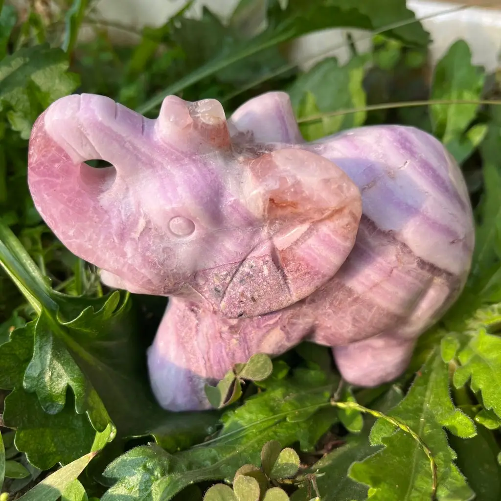 Натуральный большой флюоритовый кристаллический камень с резьбой в виде слона