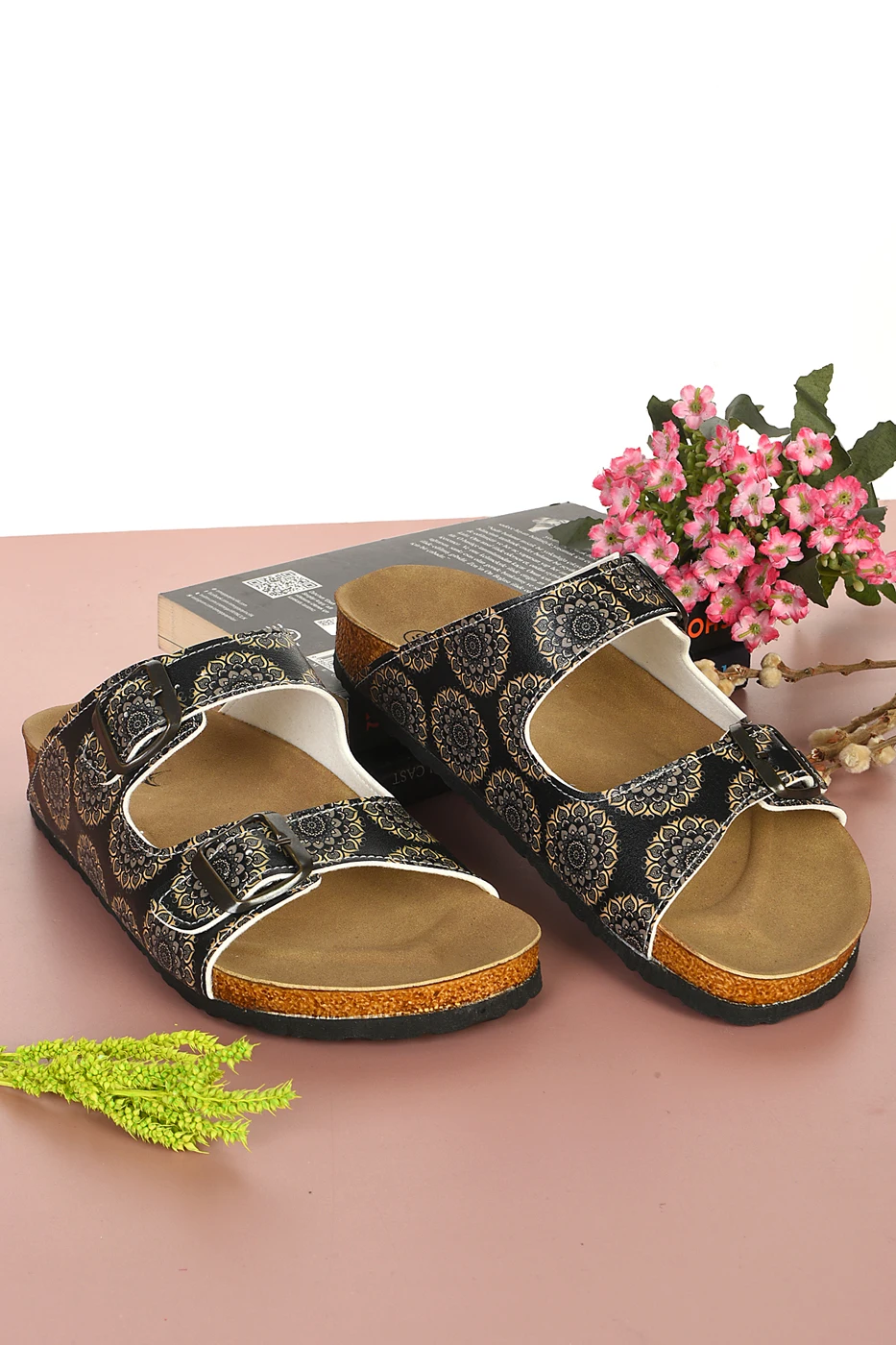 Тапочки с пряжкой на черной подошве цветочным узором 8004