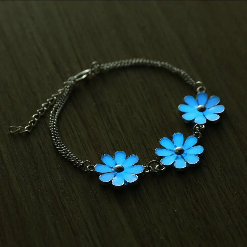 

Korean Fashion Daisy Flower Luminous Bracelet for Women Glow In The Dark Heart Star Fluorescent Bracelets Friendship Jewelry