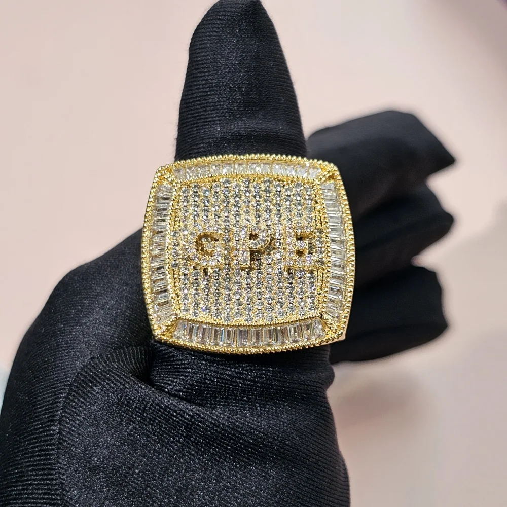Большое кольцо с буквами или цифрами на заказ, кольца Iced Out с полным кубическим цирконом, кольца для вечеринок, персонализированные изысканные ювелирные изделия в стиле хип-хоп на заказ (art.: 3920caa444edf) - 3920caa444edf
