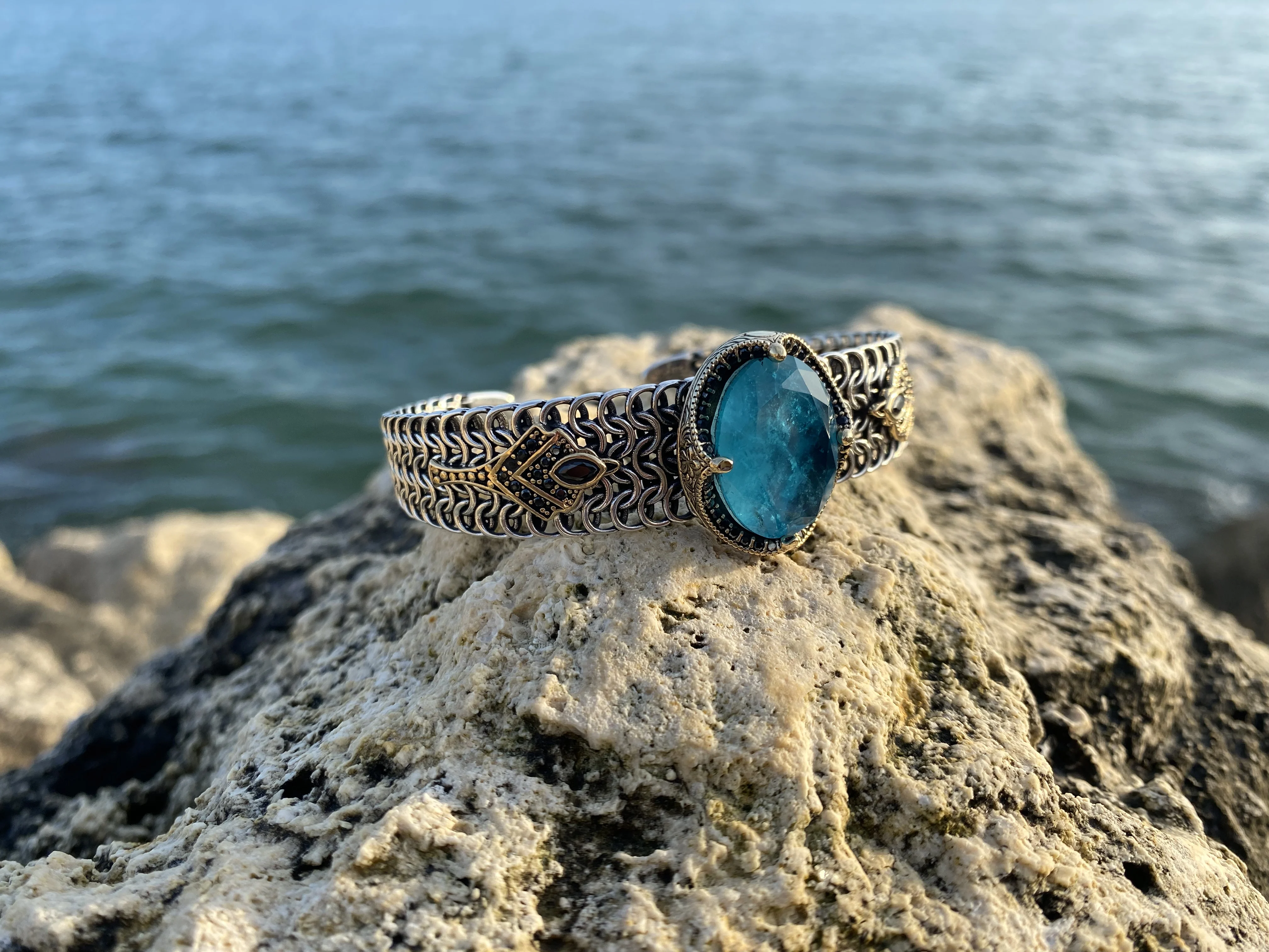 

Браслет ручной работы унисекс из серебра 925 пробы с синим турмалином