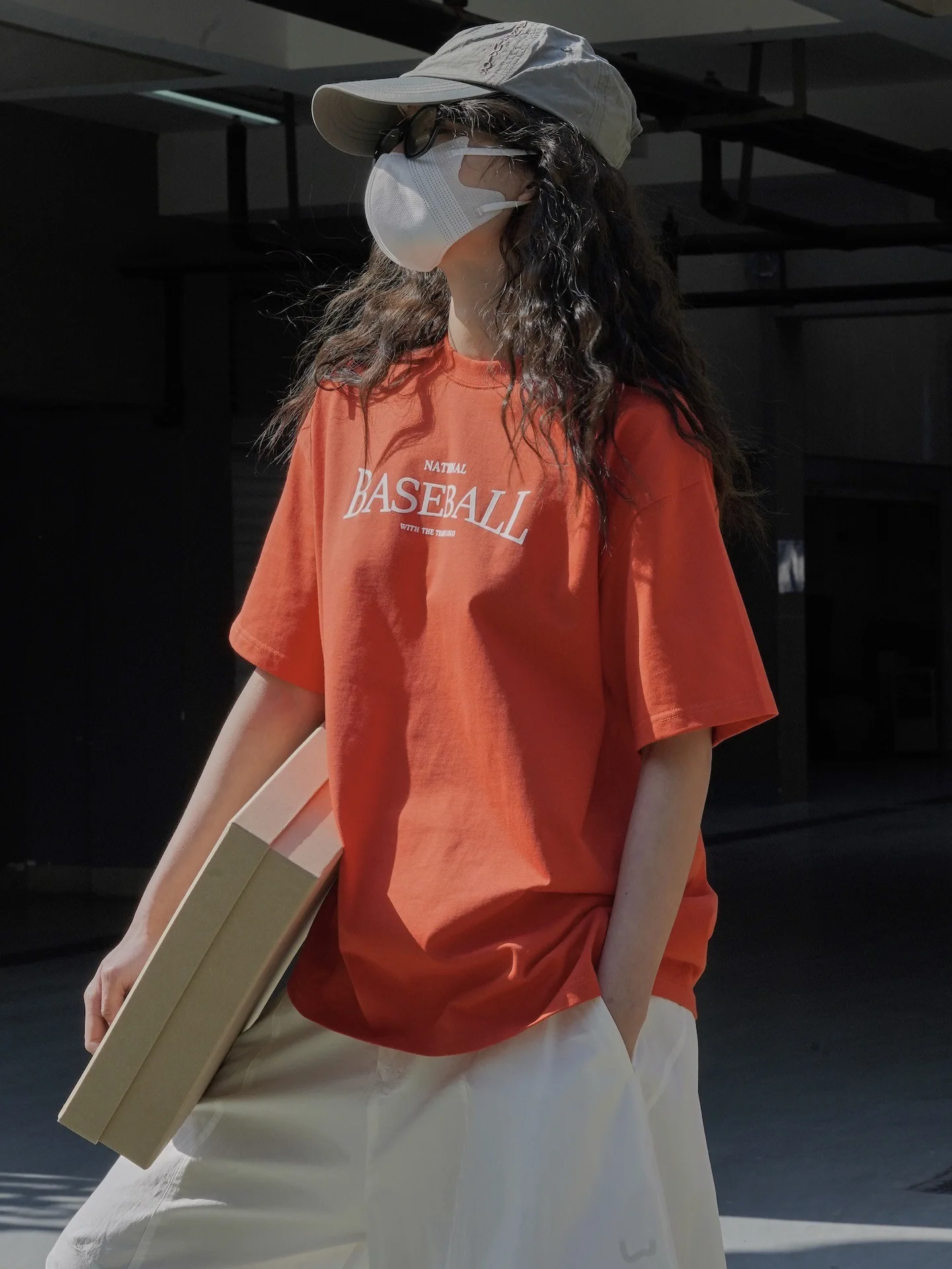 

Женская летняя цветная футболка с буквами