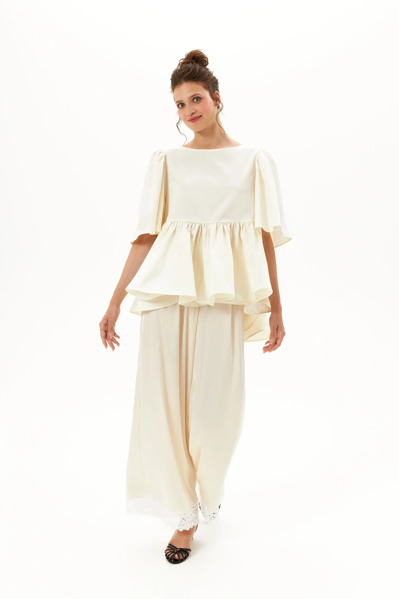 Фото Блузка Laur Satin Peplum с круглым вырезом, расклешенными рукавами, свободным подолом с рюшами, элегантная повседневная модель из мягкой шелковистой ткани, женская повседневная одежда, топ. №2