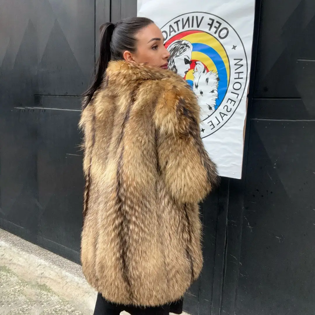 Шуба средней длины из натурального меха енота с воротником лацканами