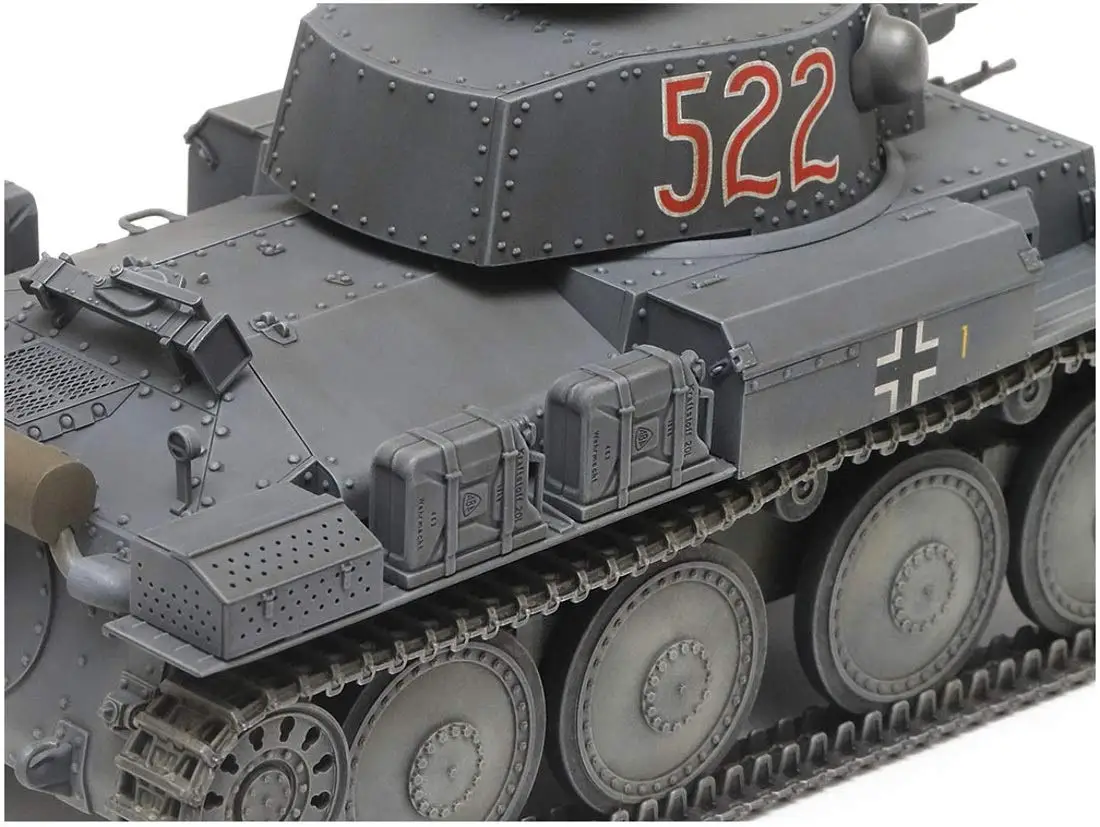 Tamiya 135 Военная миниатюрная серия №369 Немецкий армейский легкий танк 38 (t) EF Type