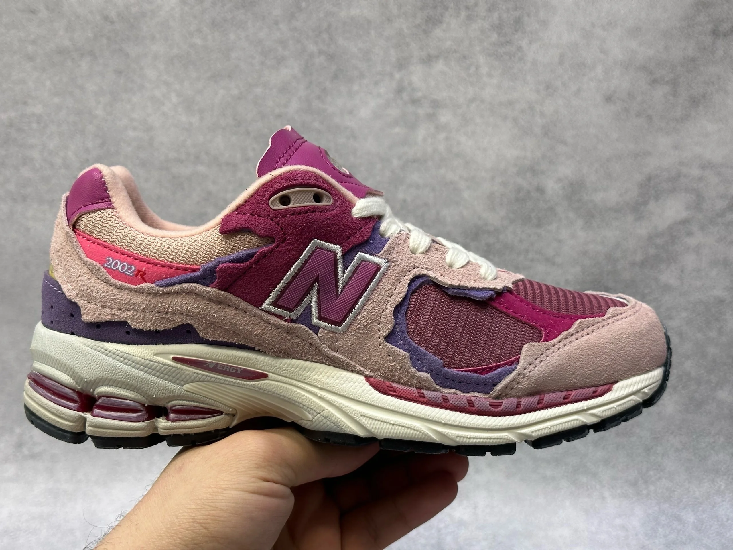 Рисунок 6 - Кроссовки женские New Balance 2002R