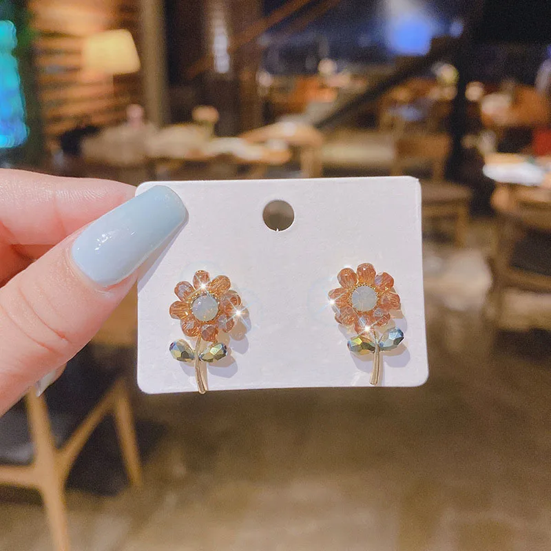 Новые корейские милые серьги-гвоздики с цветами и кристаллами для женщин
