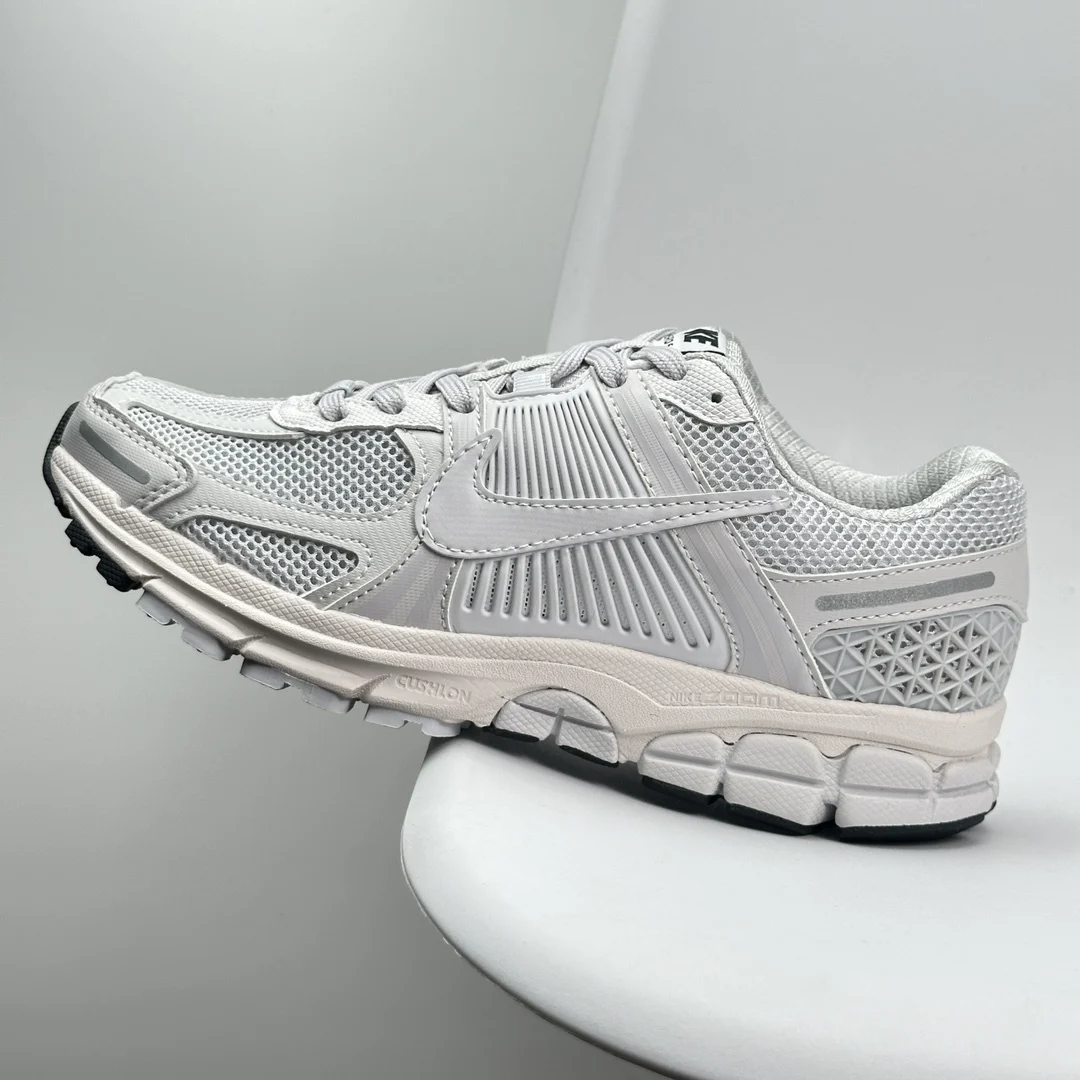 Мужские КроссовКи 1: 1 Nike Zoom Vomero 5 SP "Темно - Серый / Парусный"