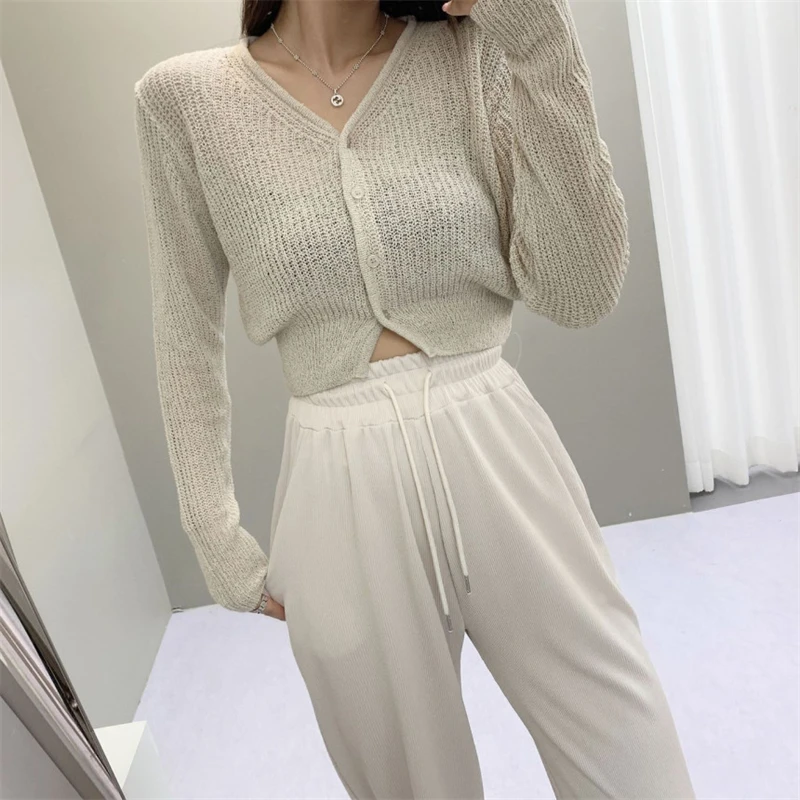 Укороченный облегающий женский костюм Caregan с тремя пуговицами и V-образным