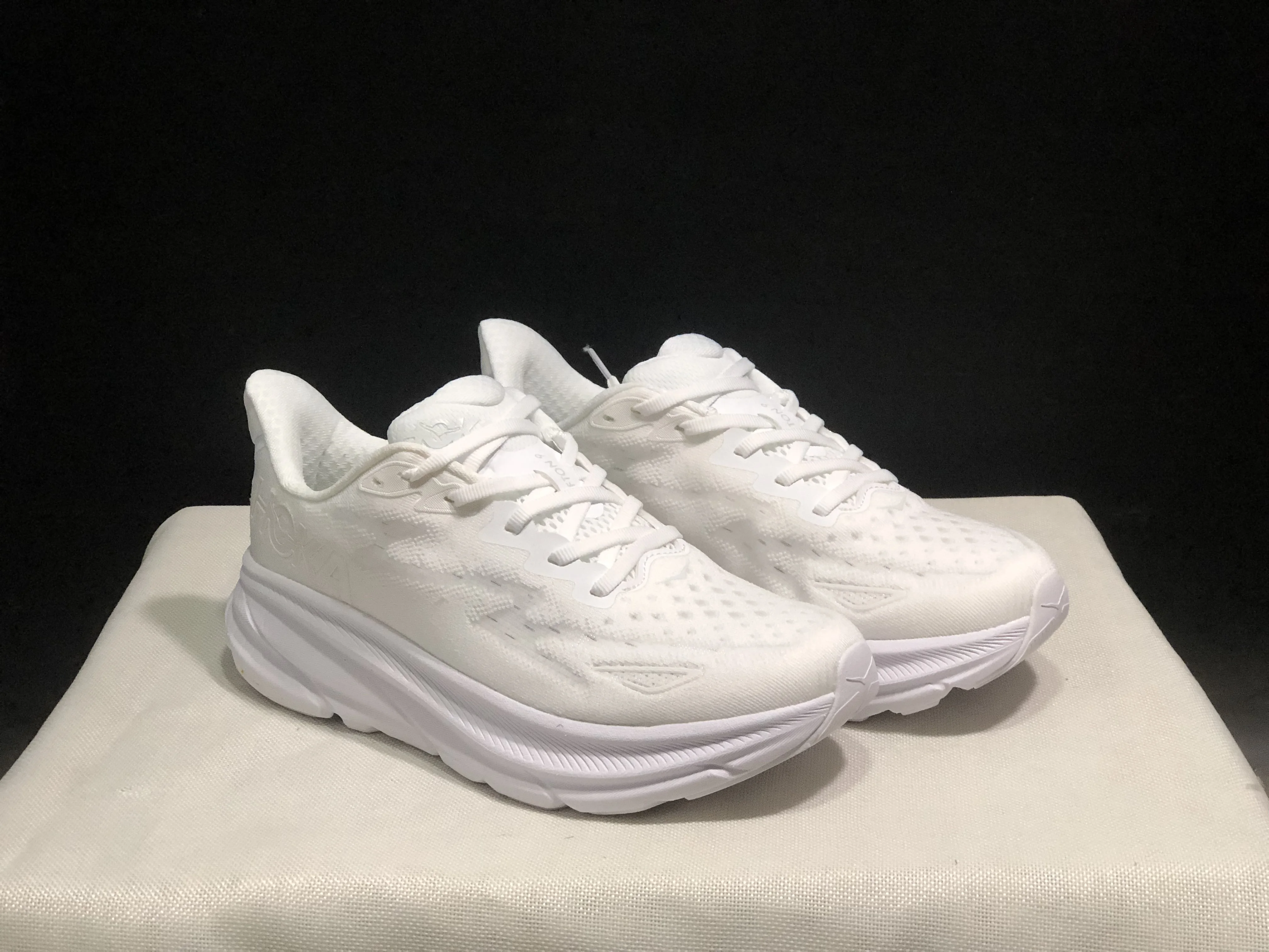 кроссовки различных стилей и расцветок HOKA ONE Clifton 9