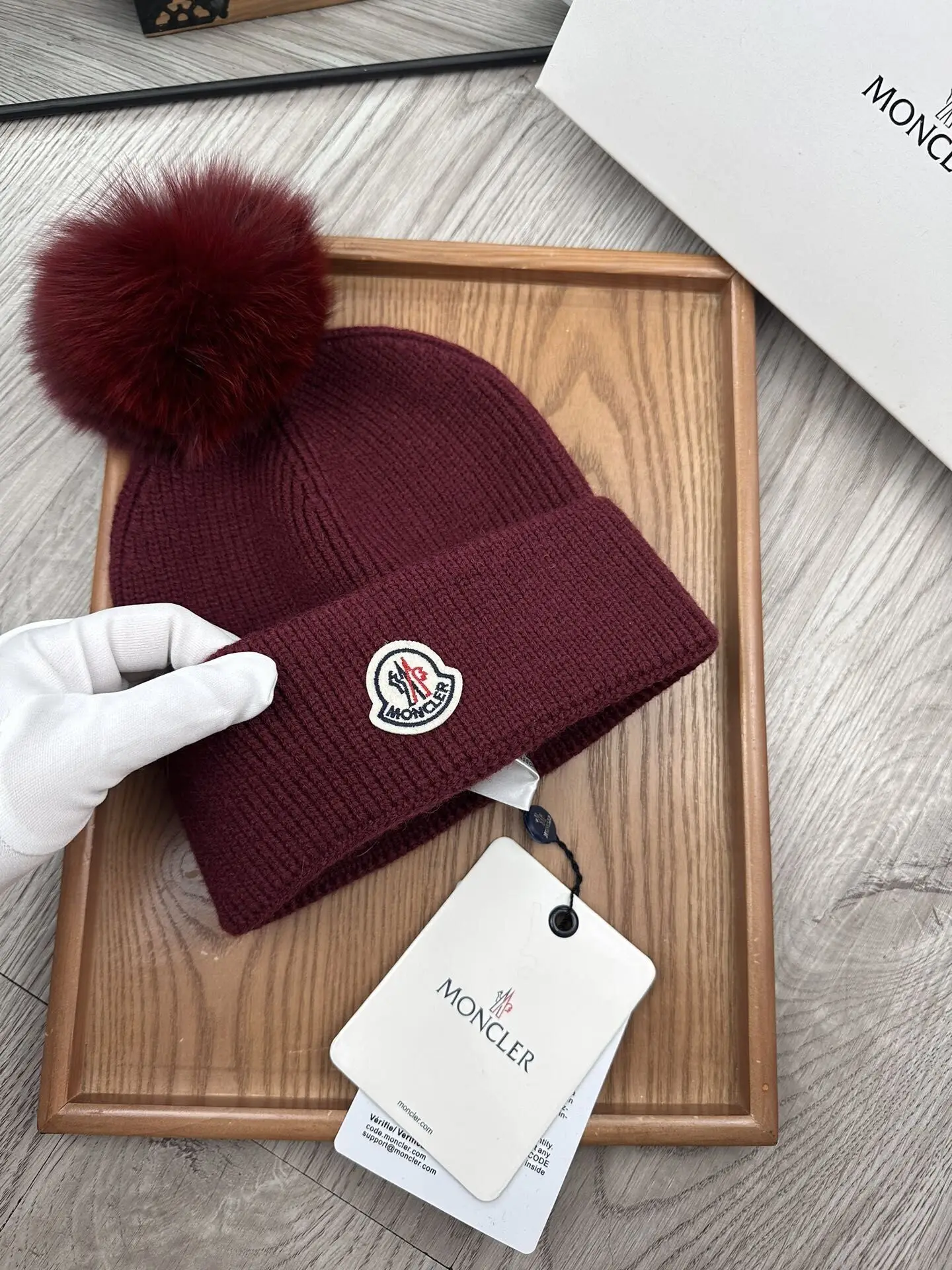 Сохранить теплые шляпы и трикотажные джемперы в стиле нейтральной