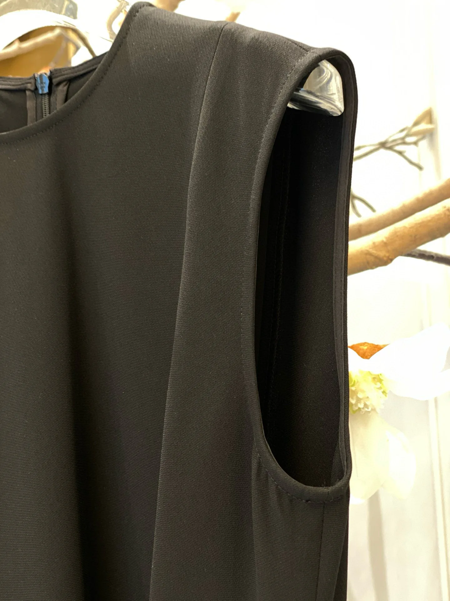 Элегантное платье миди без рукавов с декоративным ремнём