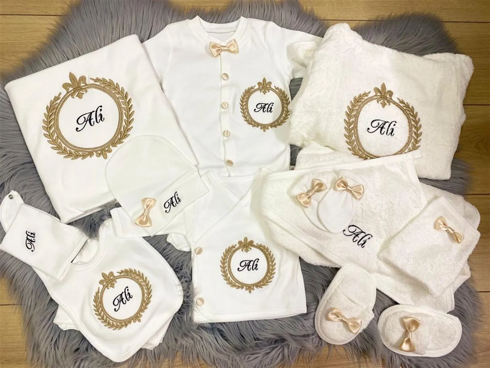 

Jaju Baby Design Embroidered and Name Embroidered Baby Newborn Set and Bathrobe Set