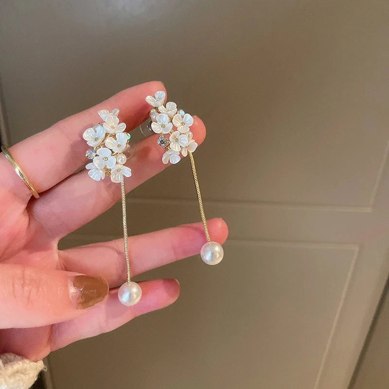 

Korea Elegant Women Cute White Flower Pendant Earrings Fashion Imitation Pearl Dangle Earring Girl Party Jewelry Christmas Gifts