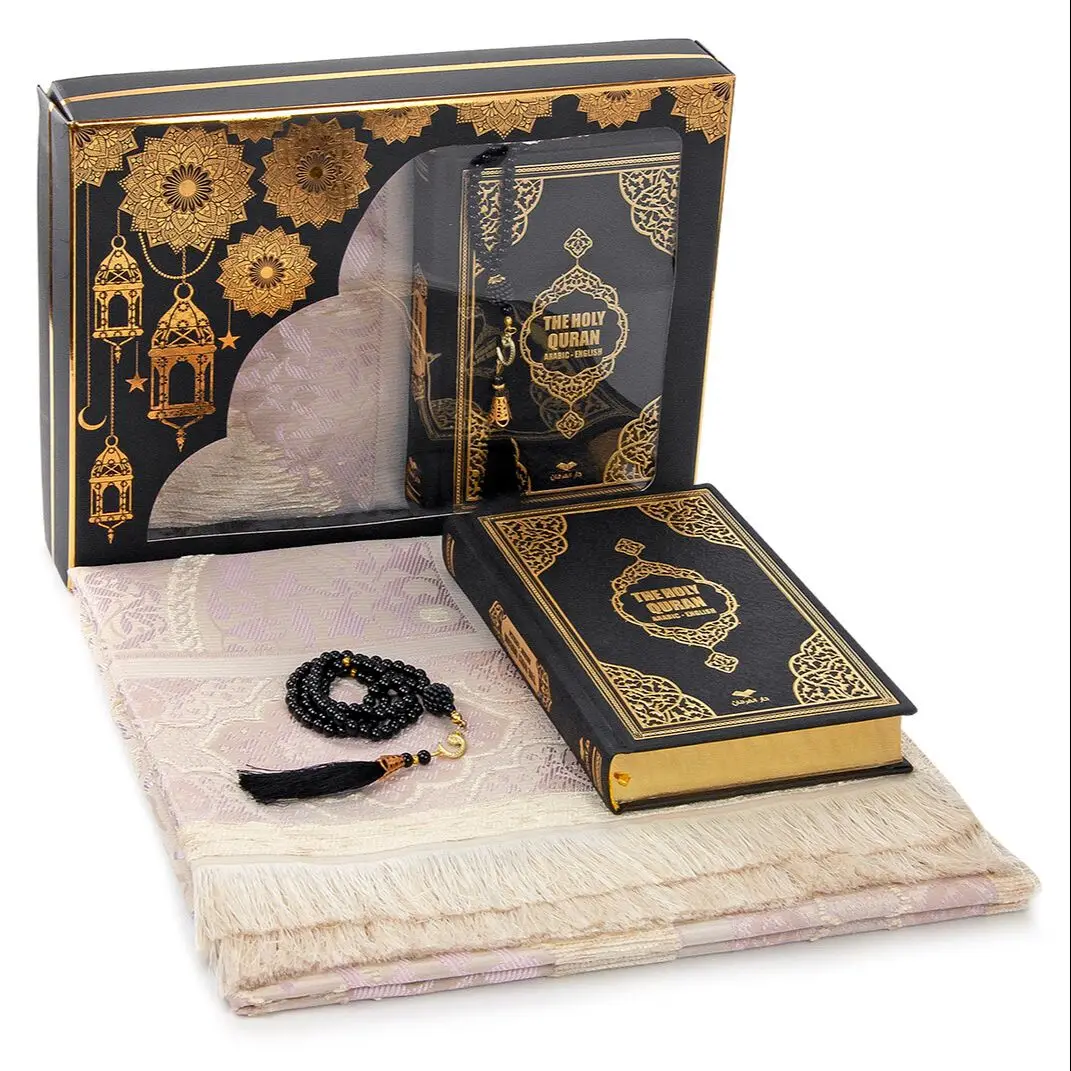 Набор мусульманский подарочный. Коран и четки. Коран четки и молитвенный коврик. Коран четки и молитвенный коврик в комнате.