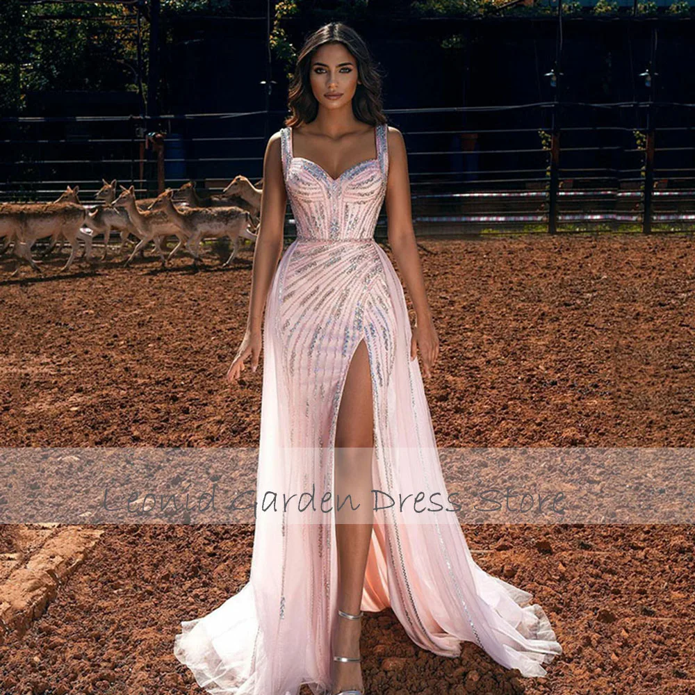 Женское вечернее платье на тонких бретельках короткое с глубоким V-образным