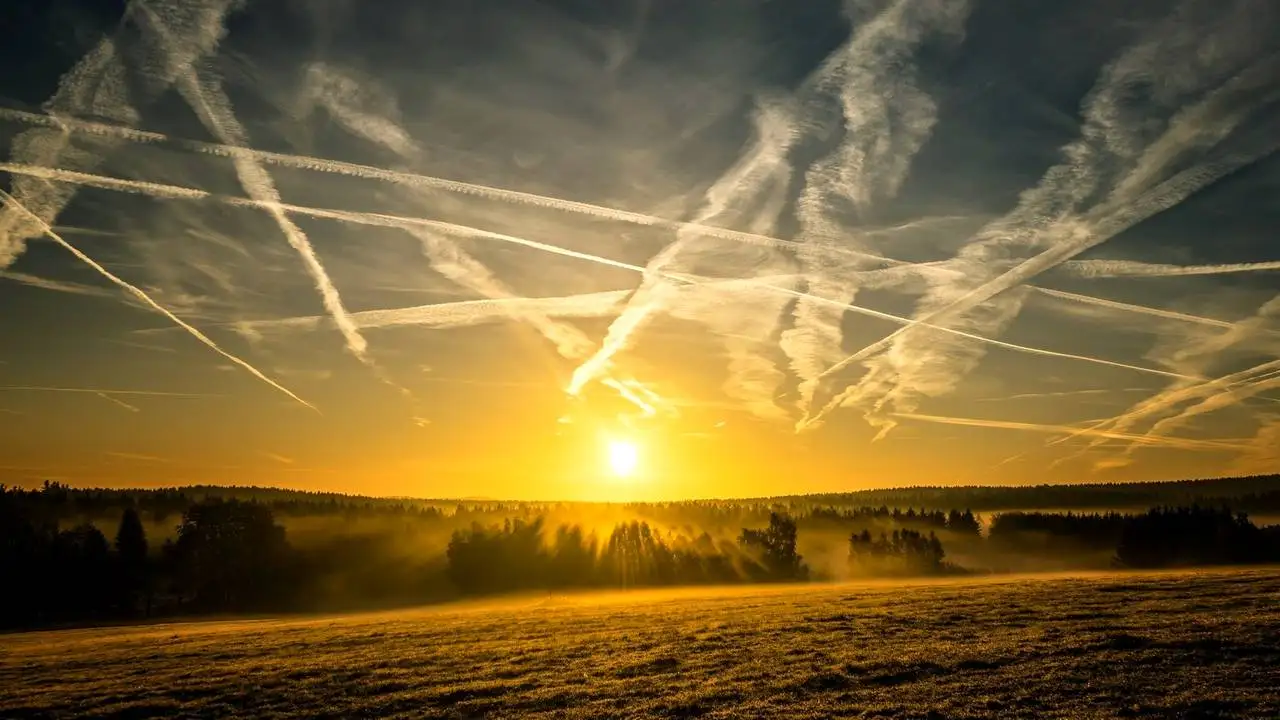 солнечные лучи. солнечное небо. небо облака свет. лучи солнца. яркое солнце.