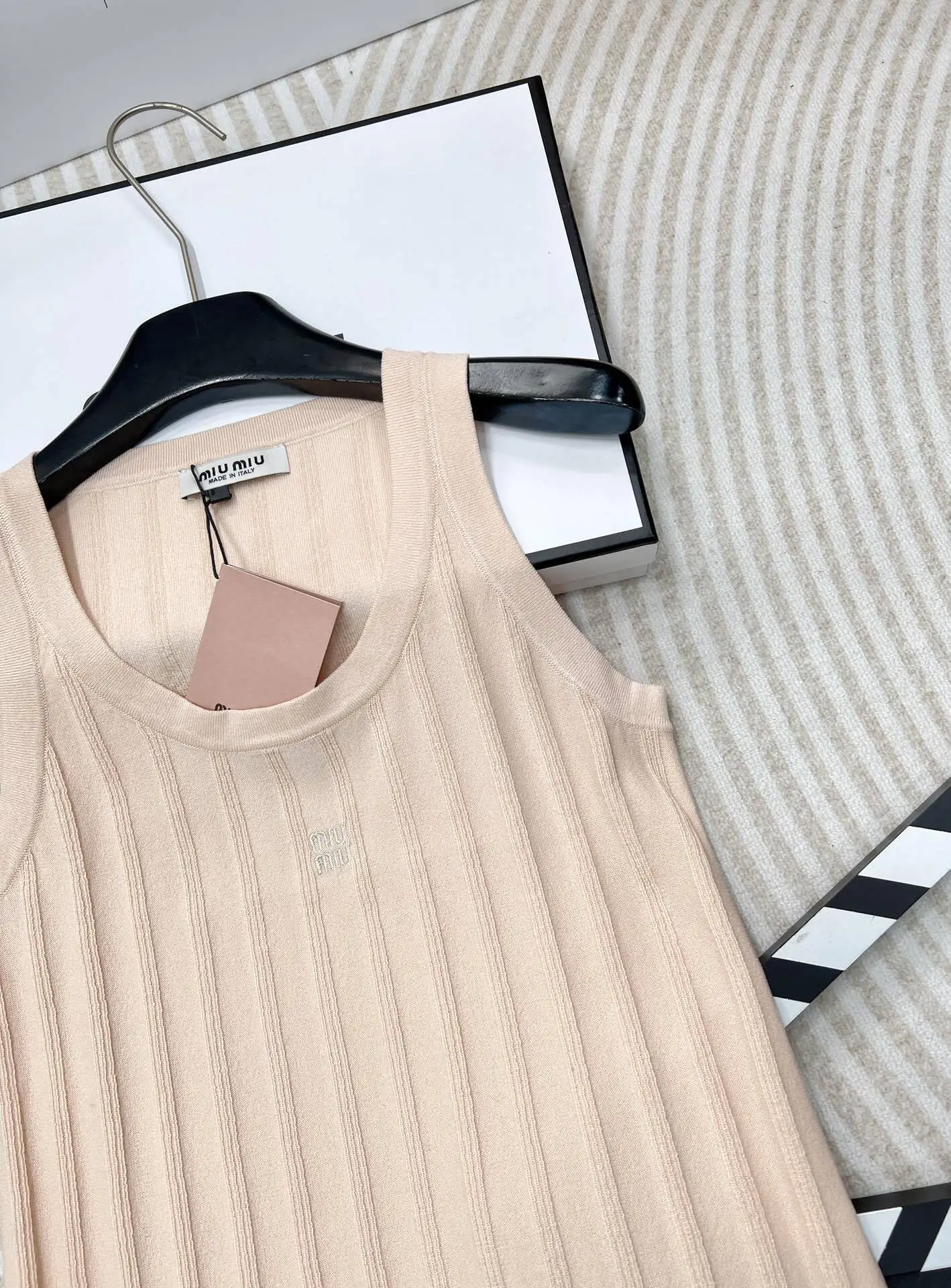 Весенне-летняя новая выставка-жить с Тобой-образным вырезом в городе МЮМЮ