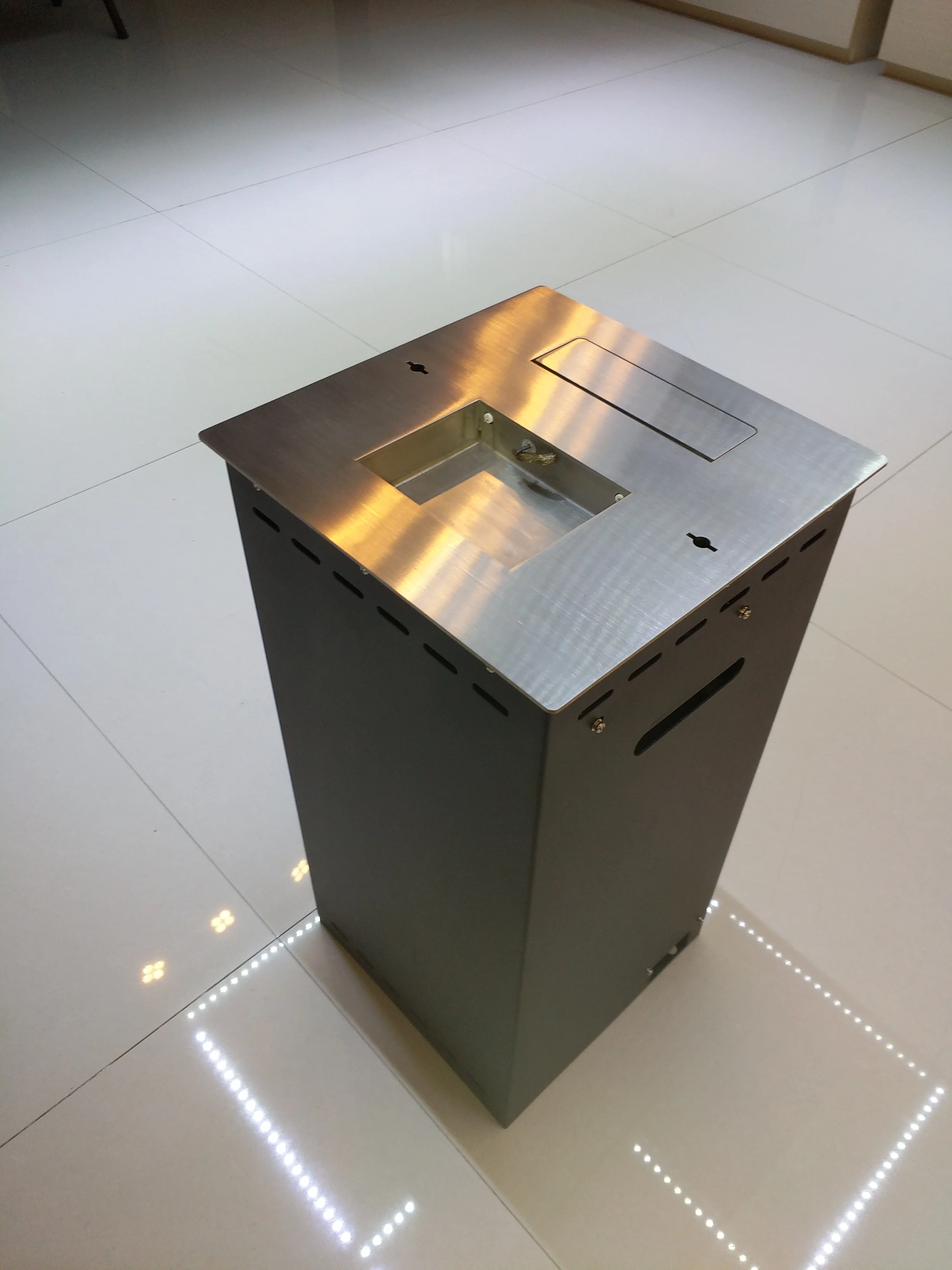 Фото Современный встроенный умный биоэтанольный каминный вкладыш SXFireplace с автоматической электронной горелкой для этанола, безвентиляционный очаг для обогрева дома. №4