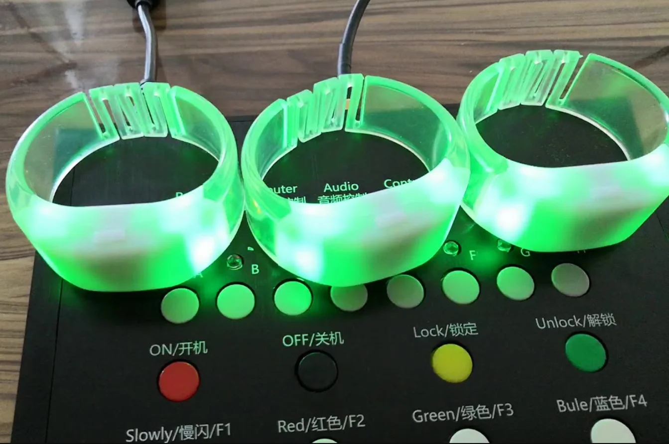 Браслет для управления жестами для машинки-перевертыш. Браслеты пульты управления. Машинка с браслетом на руку управление. Браслеты пульты управления. Игрушки пульт браслет.