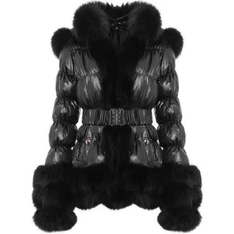 Меховое пальто с черным поясом