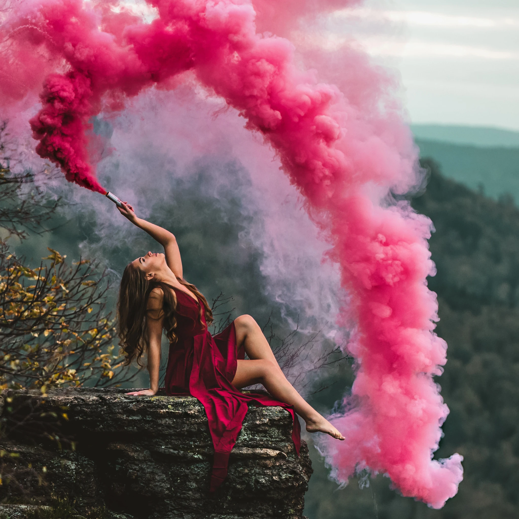 Фотосет с дымом. Зимняя фотосессия с цветным дымом. Цветной дым. Девушка в цветном дыму. Дым цветной "красный".