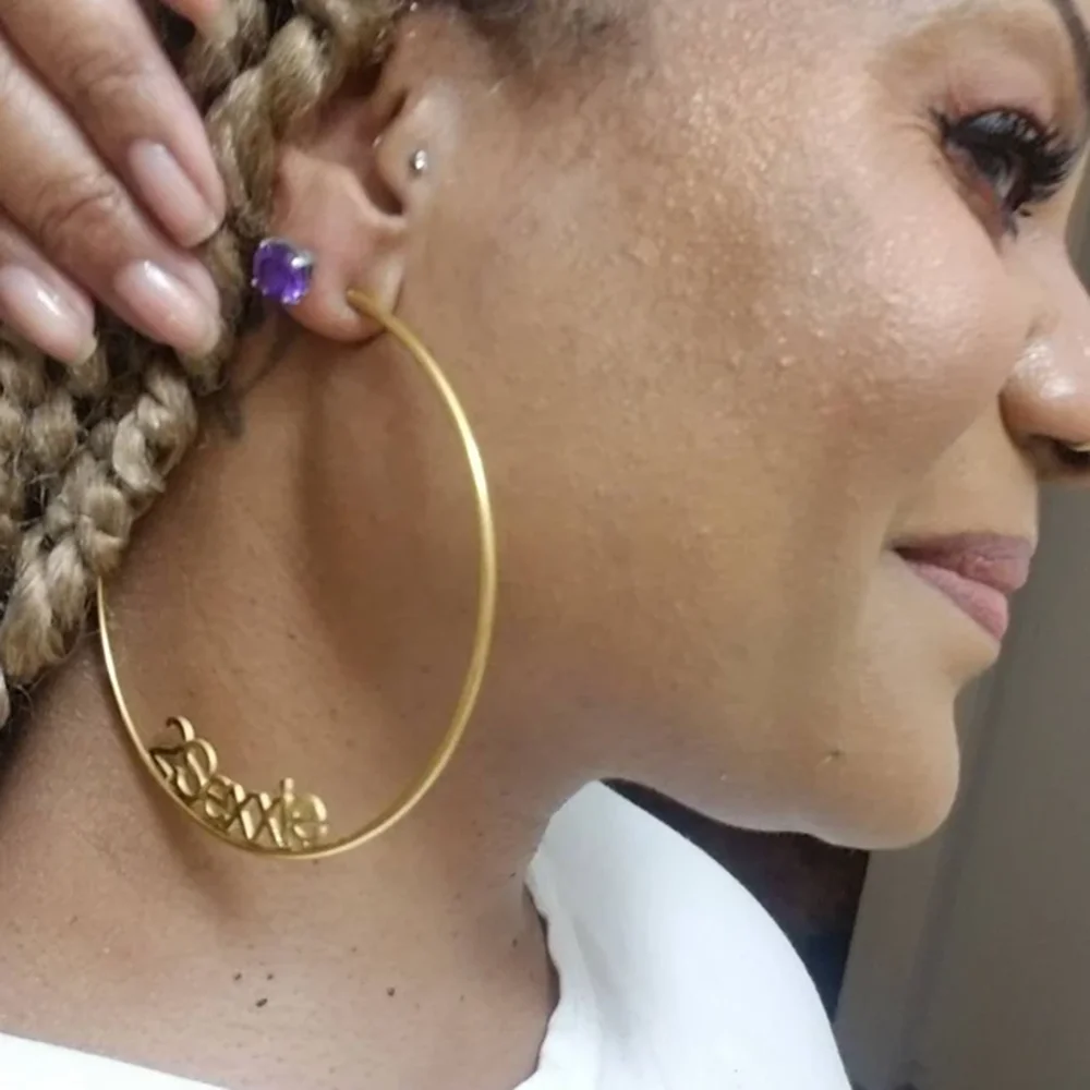 Индивидуальные серьги-кольца с именем для женщин Золотые серьги на заказ Крупные