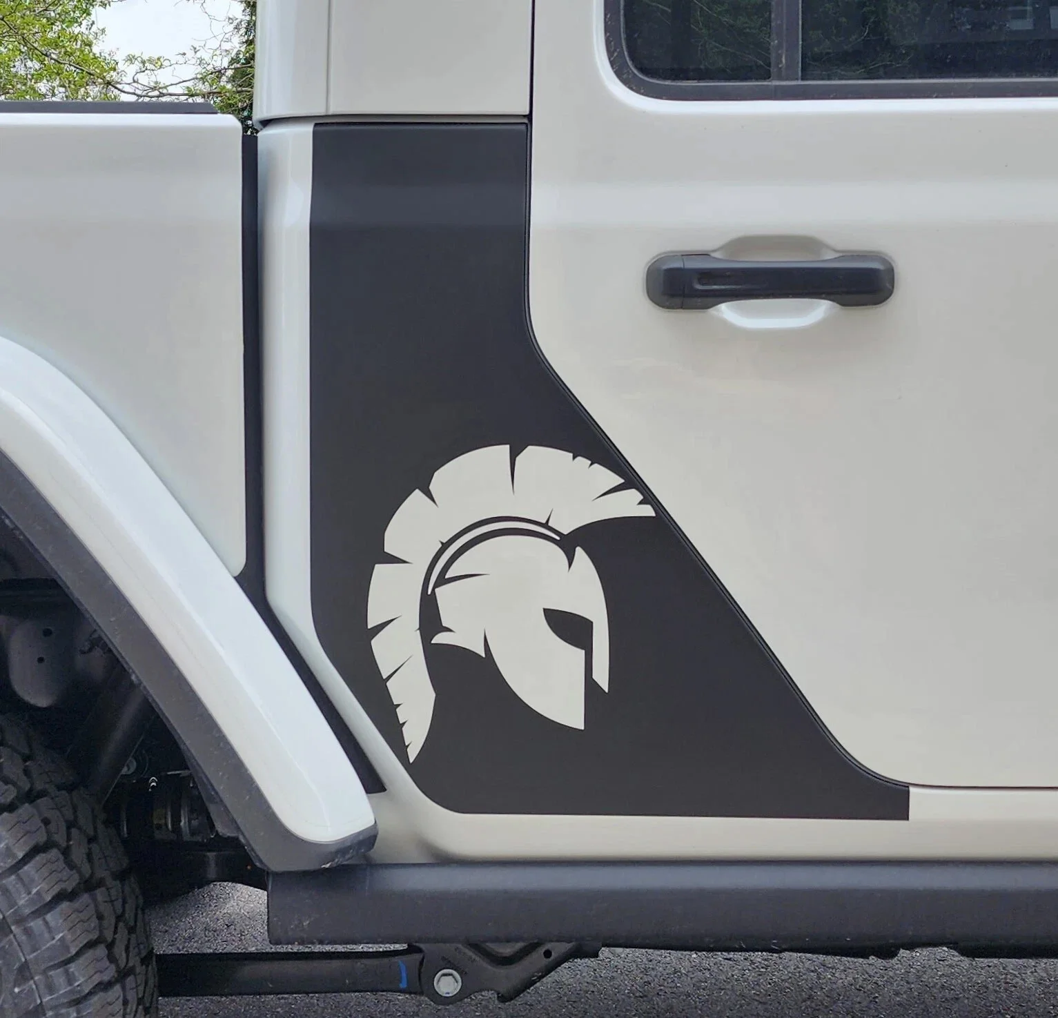Фото Автомобильные наклейки для Jeep Gladiator, виниловые наклейки на заднюю панель, графика, троянская голова, Jeep Gladiator 2018-2025, аксессуары, графическая палочка №1