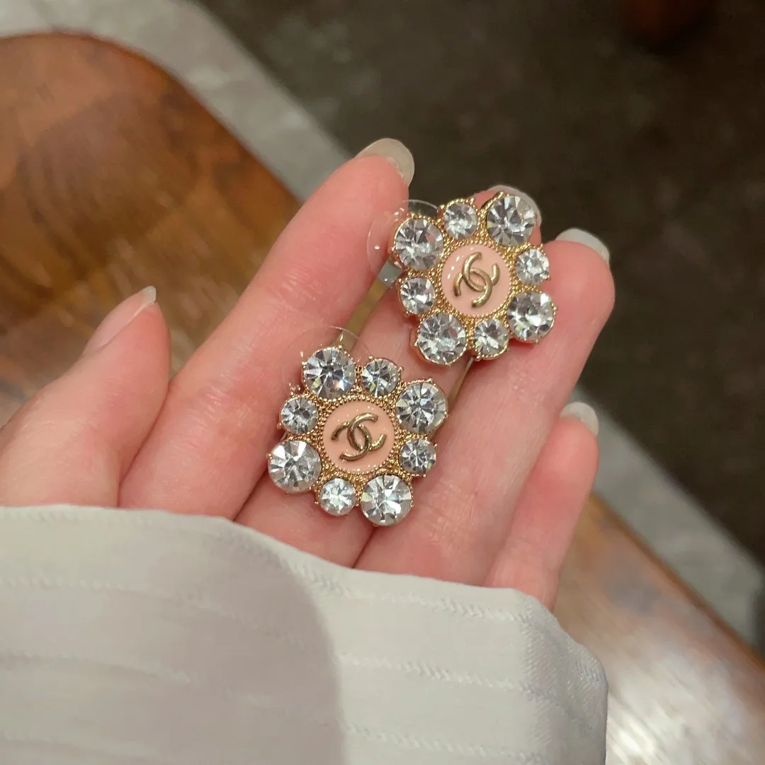 Классические простые женские серьги Chanel，модные и персонализированные