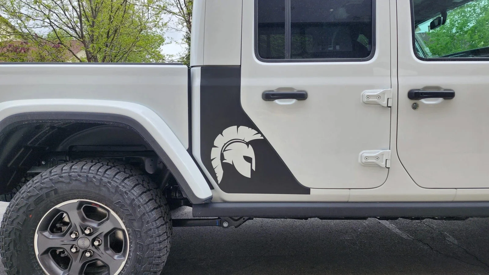 Фото Автомобильные наклейки для Jeep Gladiator, виниловые наклейки на заднюю панель, графика, троянская голова, Jeep Gladiator 2018-2025, аксессуары, графическая палочка №4