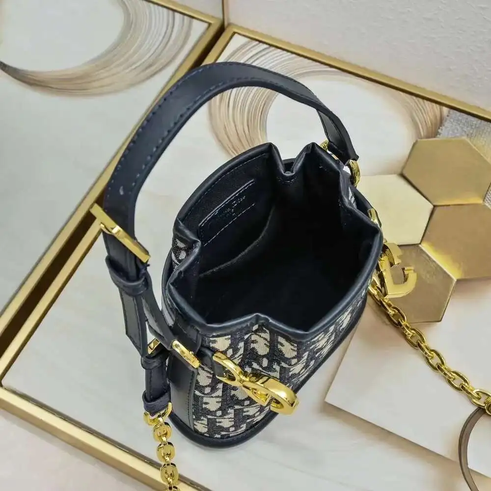 точная копия 1:1 17*7*18 См.1:1 Style FENDI Handbag Fashion Shoulder Bag Women's Accessoriese.091 |