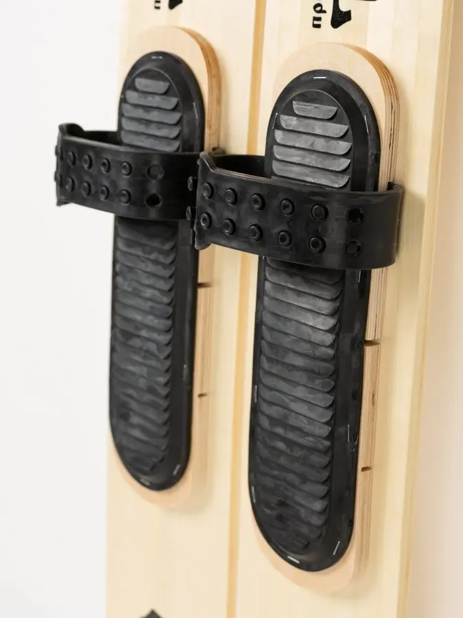 крепление для охотничьих лыж и накладки полимерные на лыжи. грузовая площадка для охотничьих лыж. крепление для лыж маяк. лыжные крепления полимерные маяк. полимерное крепление для охотничьих лыж.