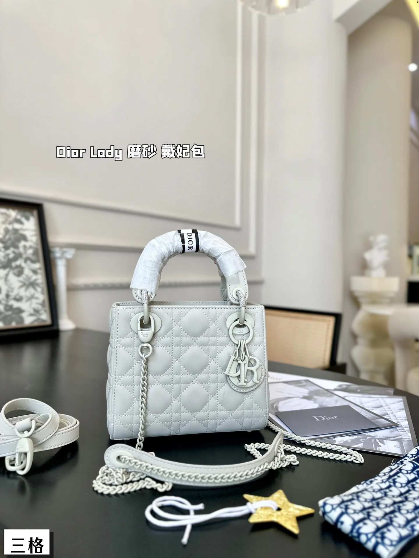 В стиле копии 1:1 Парных золотых звездочек Dior размером 18