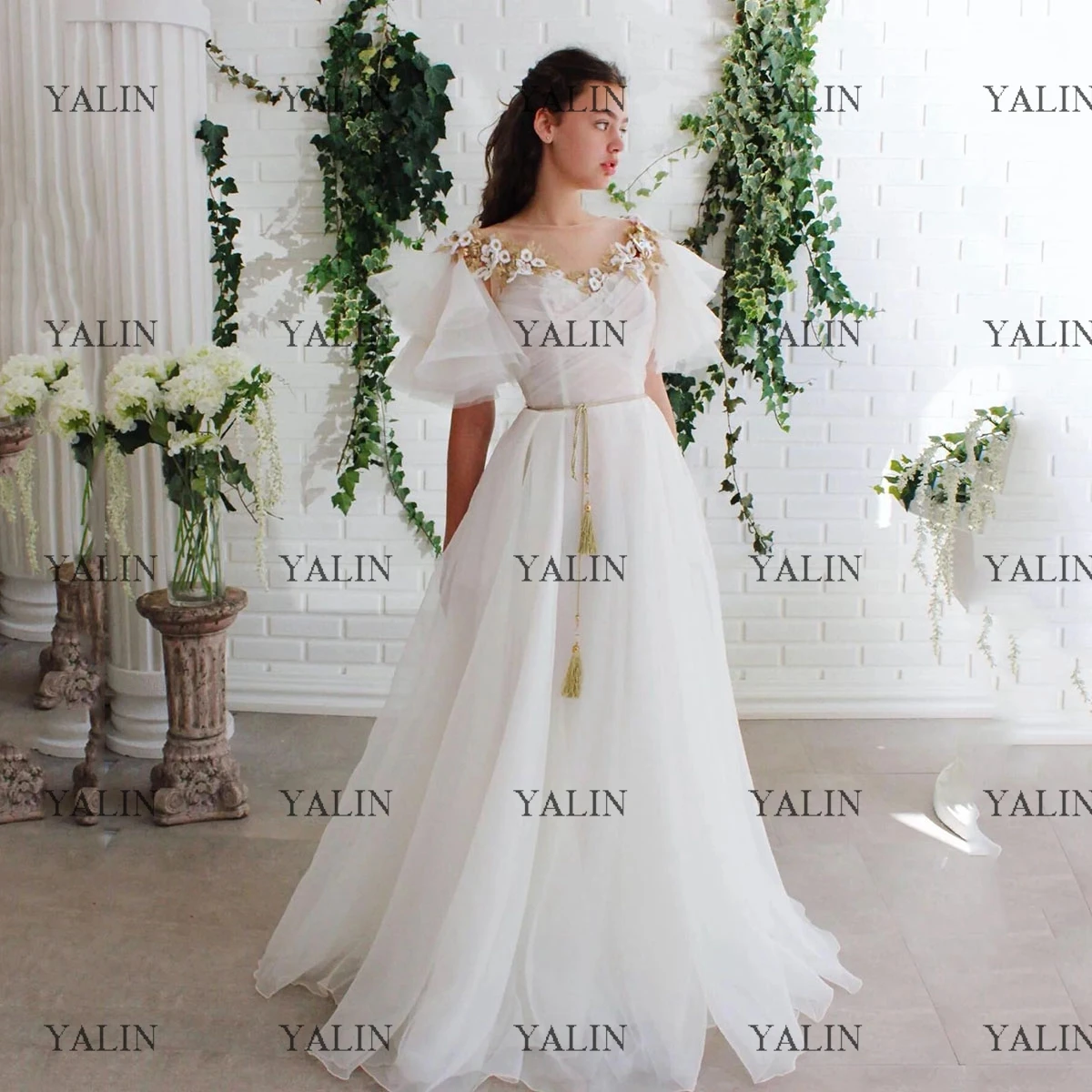 

YALIN Ivory Tulle A-Line Appliques Prom Dresses Floor Length V-Neck Ruched Short Sleeve Graduation Gowns Long abiti da sera
