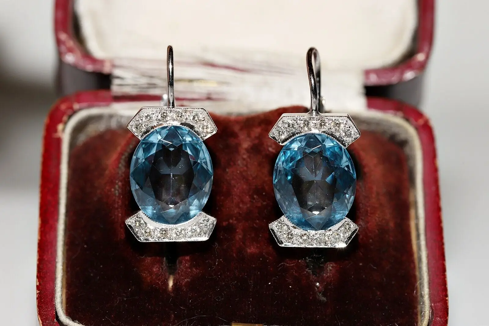 

Украшение из белого золота 18K с натуральными бриллиантами и синим топазом