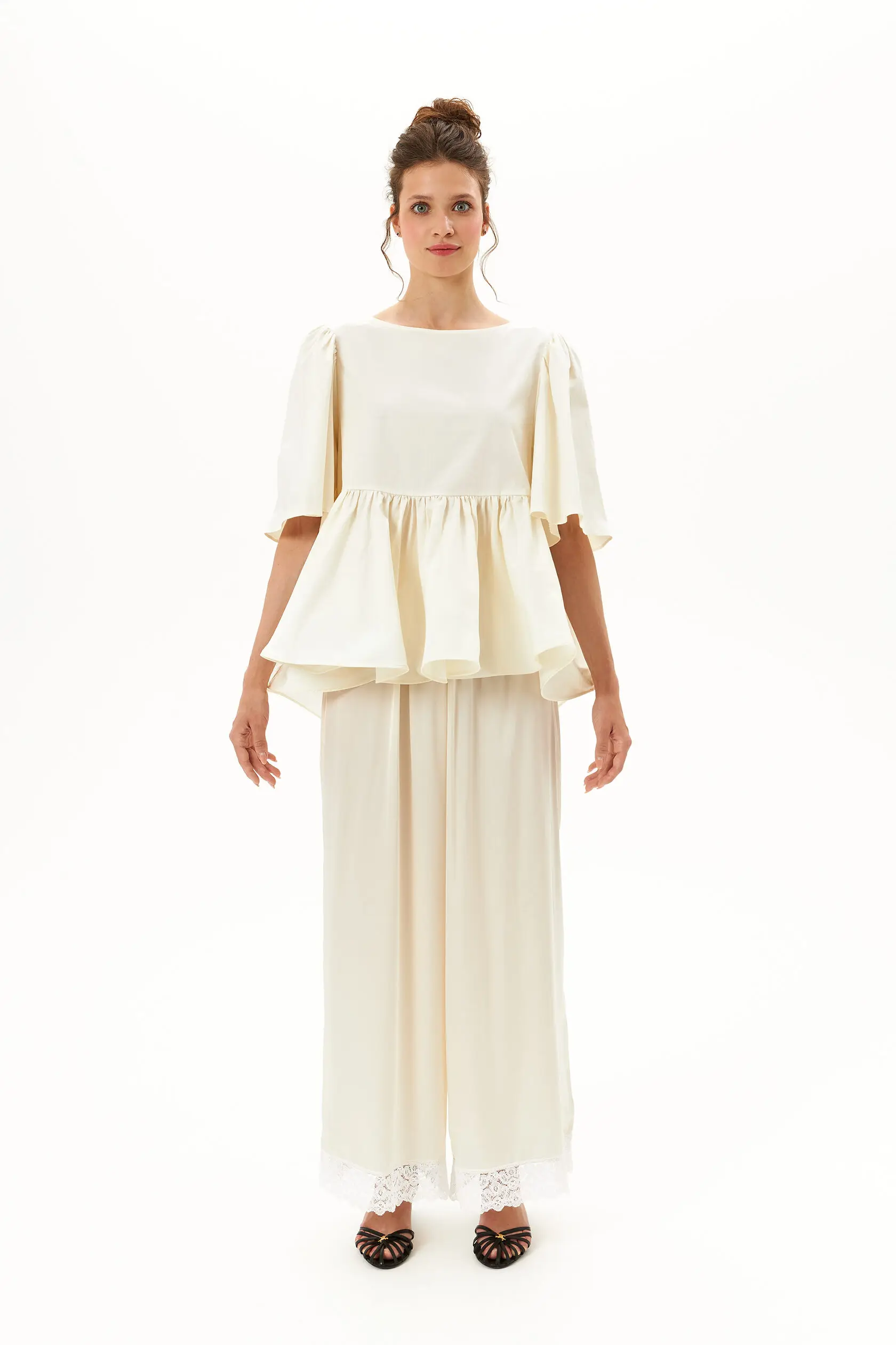 Фото Блузка Laur Satin Peplum с круглым вырезом, расклешенными рукавами, свободным подолом с рюшами, элегантная повседневная модель из мягкой шелковистой ткани, женская повседневная одежда, топ. №1
