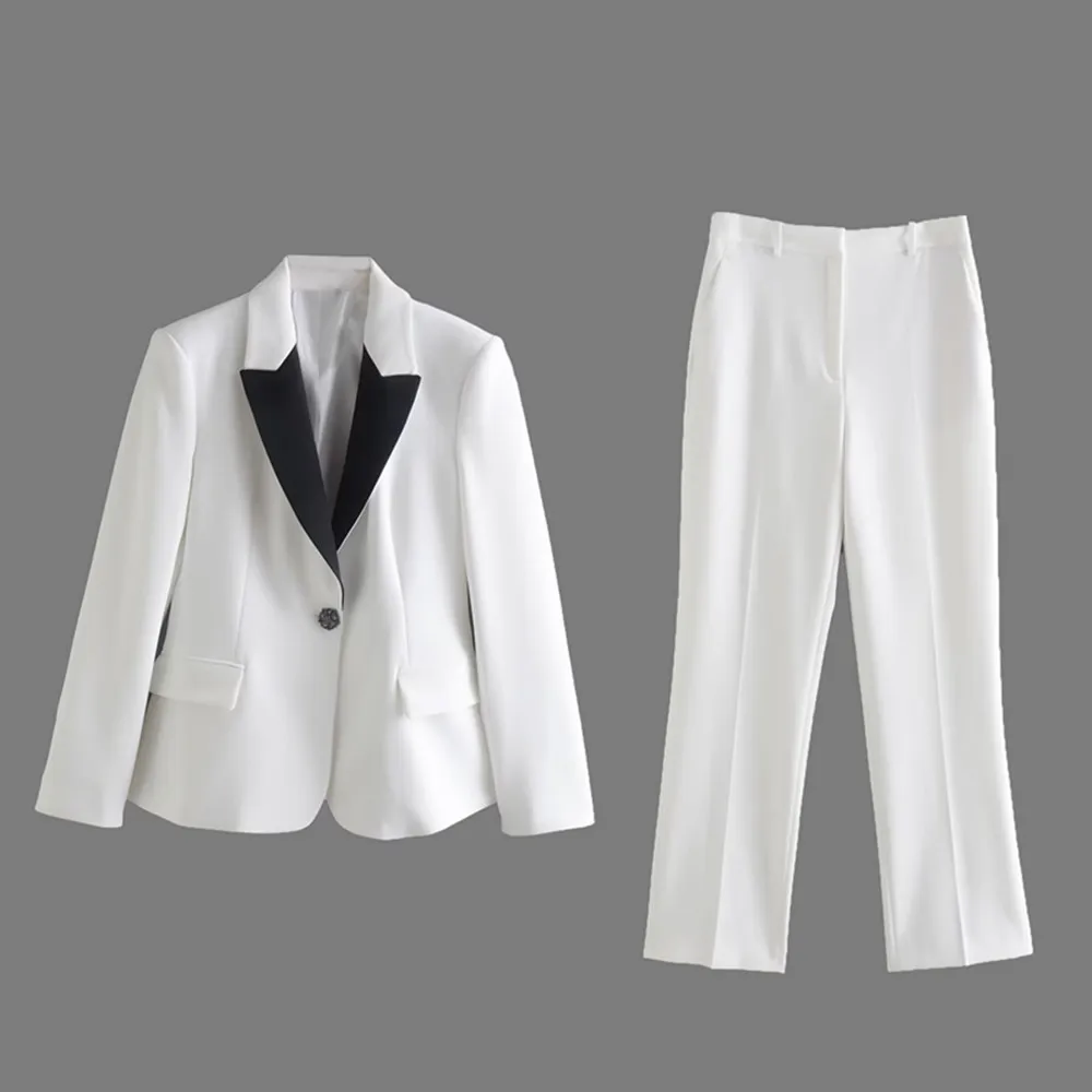 

Женский пиджак с пуговицами и брюки с высокой талией