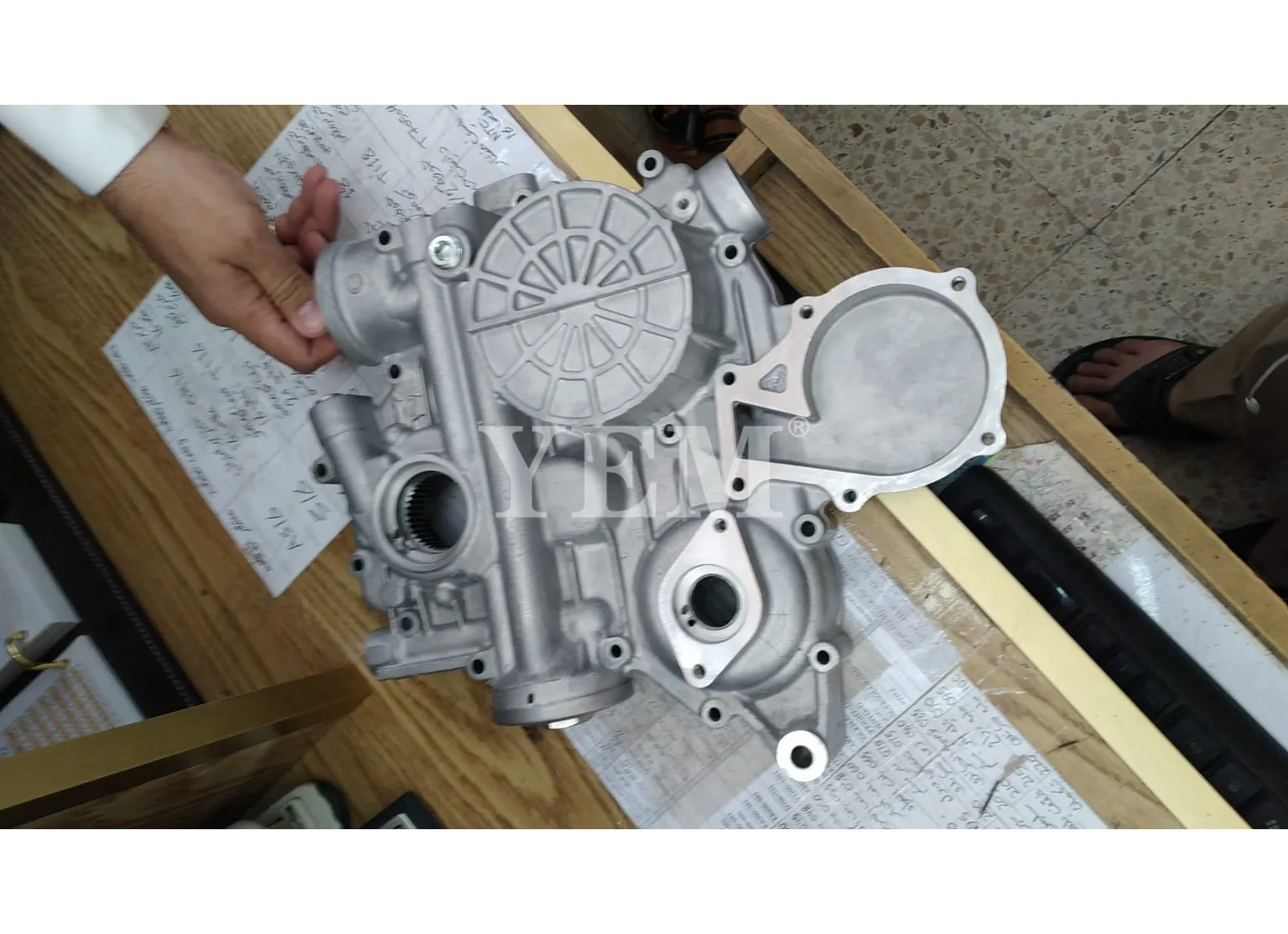 

Запчасти для двигателя экскаватора KUBOTA D1005, крышка ГРМ.