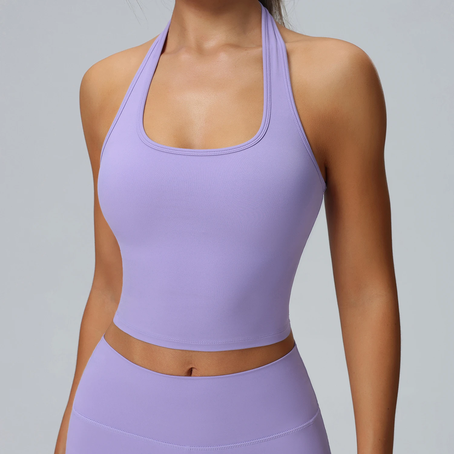 Женский укороченный топ с лямкой на шее и v-образным вырезом для тренировок выход