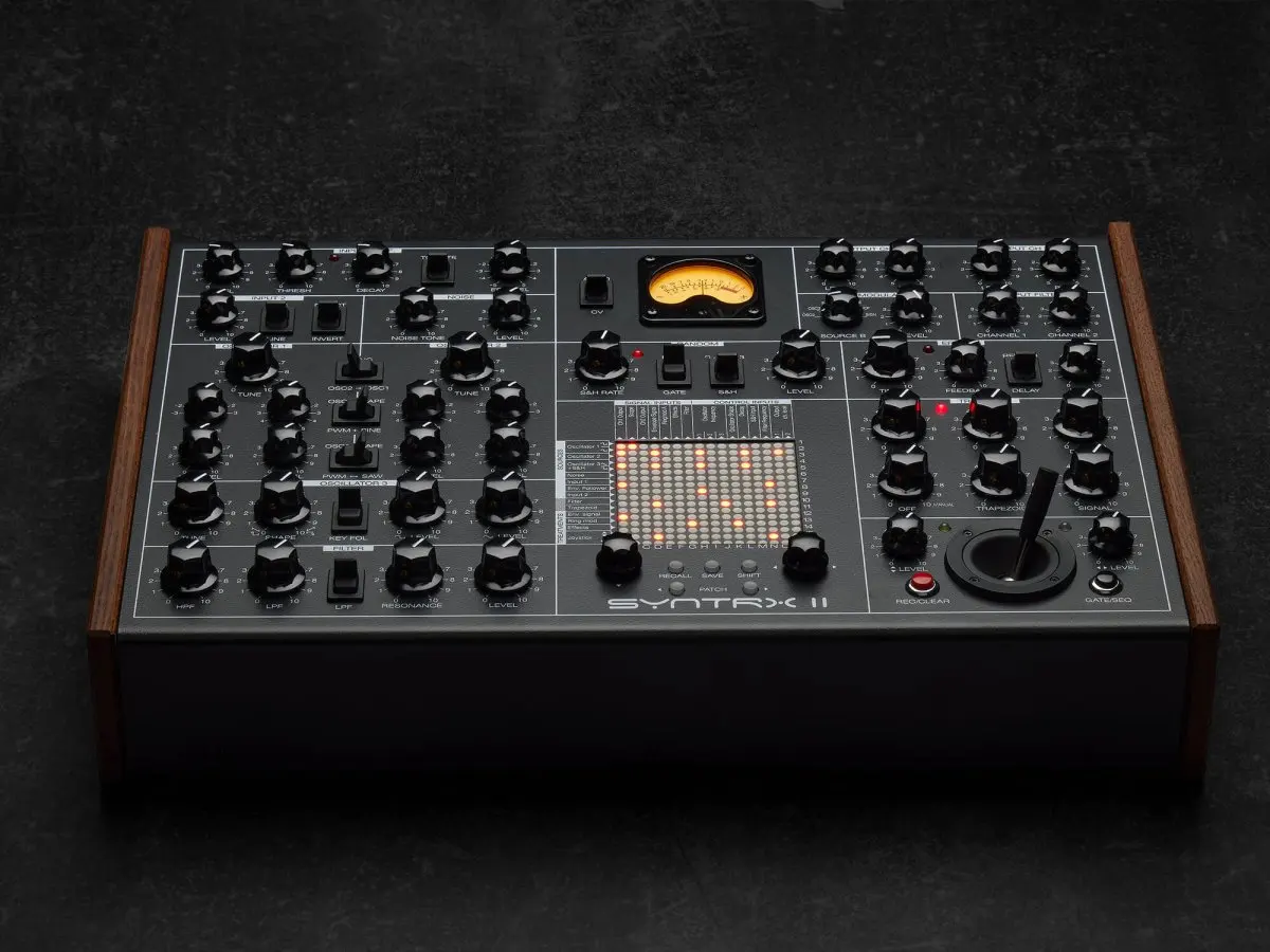 

Аналоговый синтезатор положительный @ Erica Synths Syntrx II