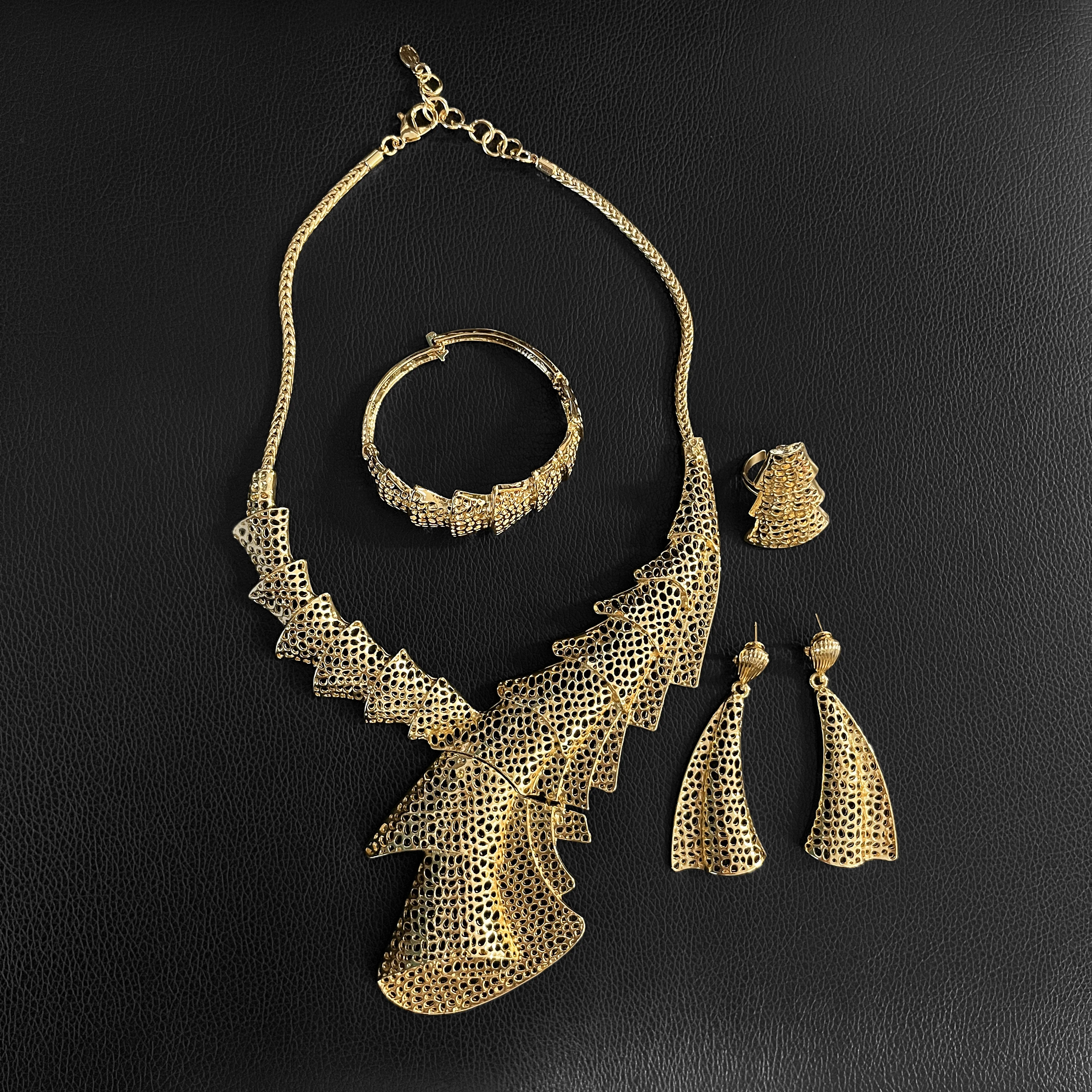 Fashion Woman Jewelry Set Dubai Gold Plated Personality Necklace Hollow Layer Design Suitable For Daily Wear Banquet Gifts SYHOL