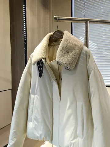 Зимний простой пуховик с воротником из овчины