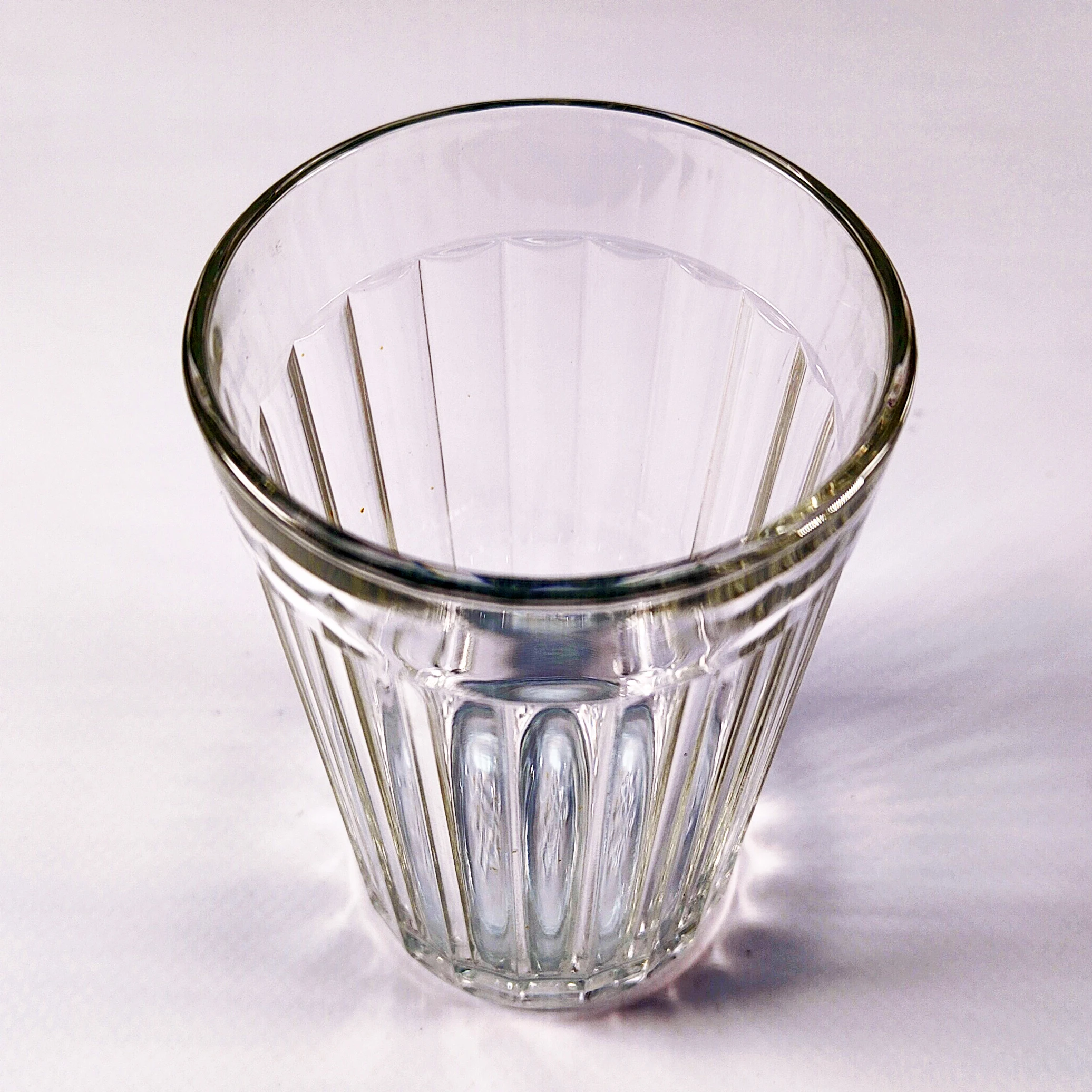 Чашка граненая. Прозрачный стакан с гранями. Стаканы с гранями внутри. Граненая чашка с ручкой.