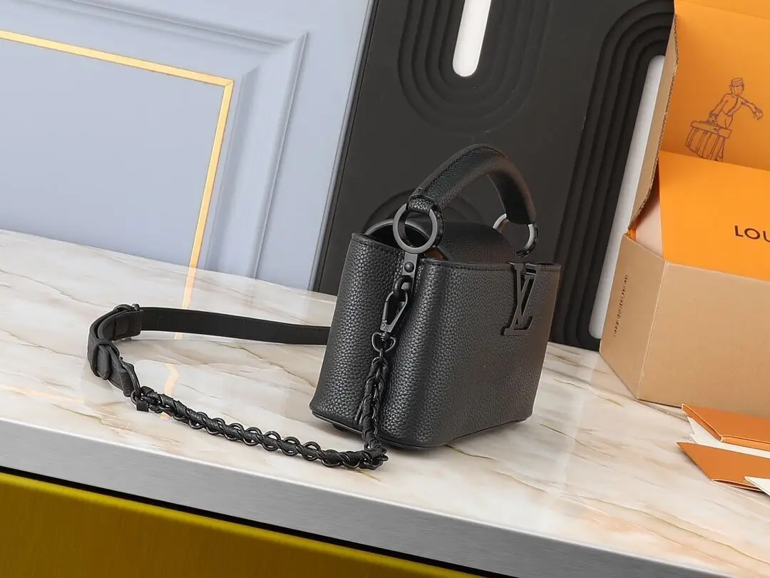 Обновленный мини - пакет из роскошной телячьей кожи Capucines и матового металла: 220 120