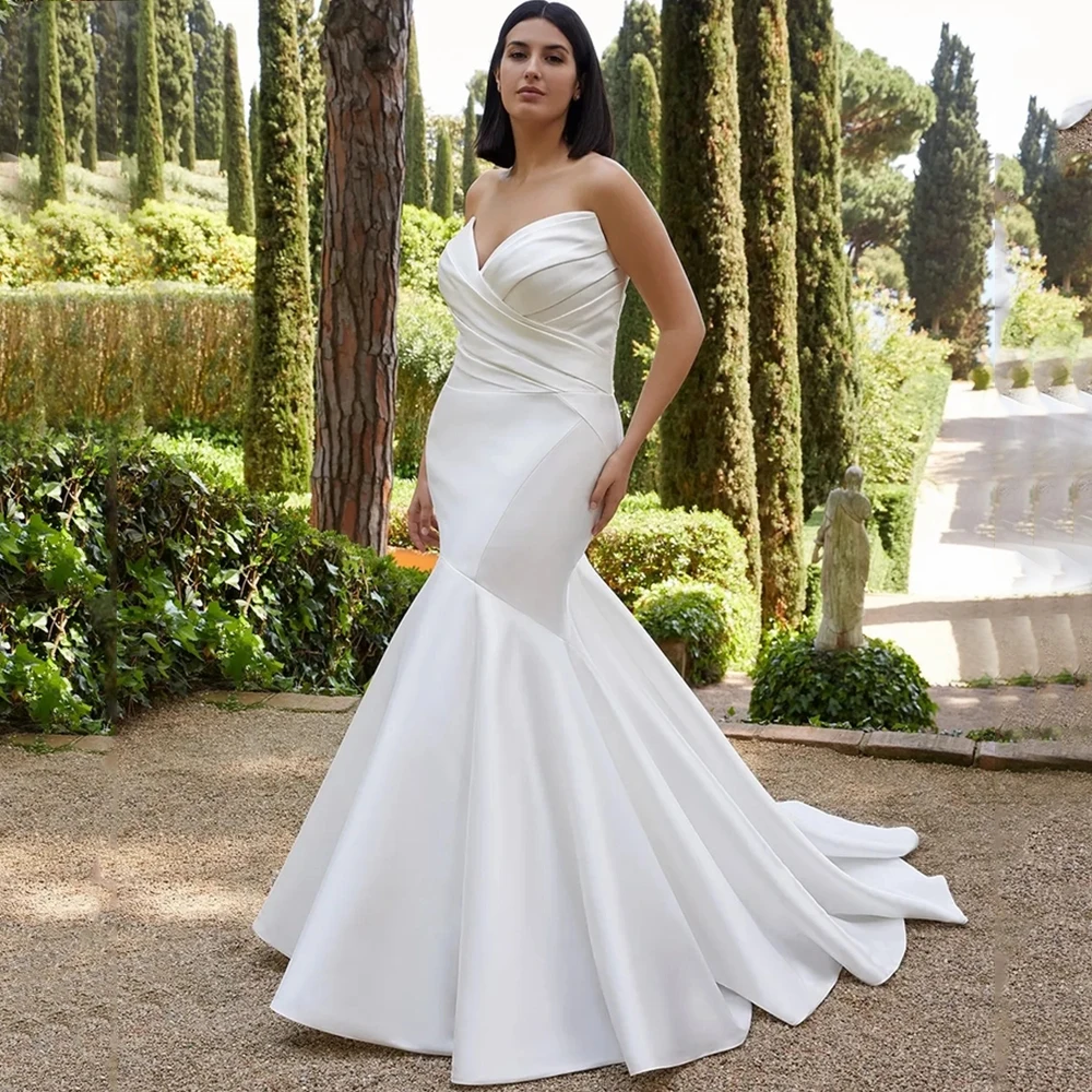 

Classic Mermaid Strapless Wedding Dress V-Neck Sleeveless Pleat Floor Length Bridal Sweep Train Open Back with Button Bride Gown