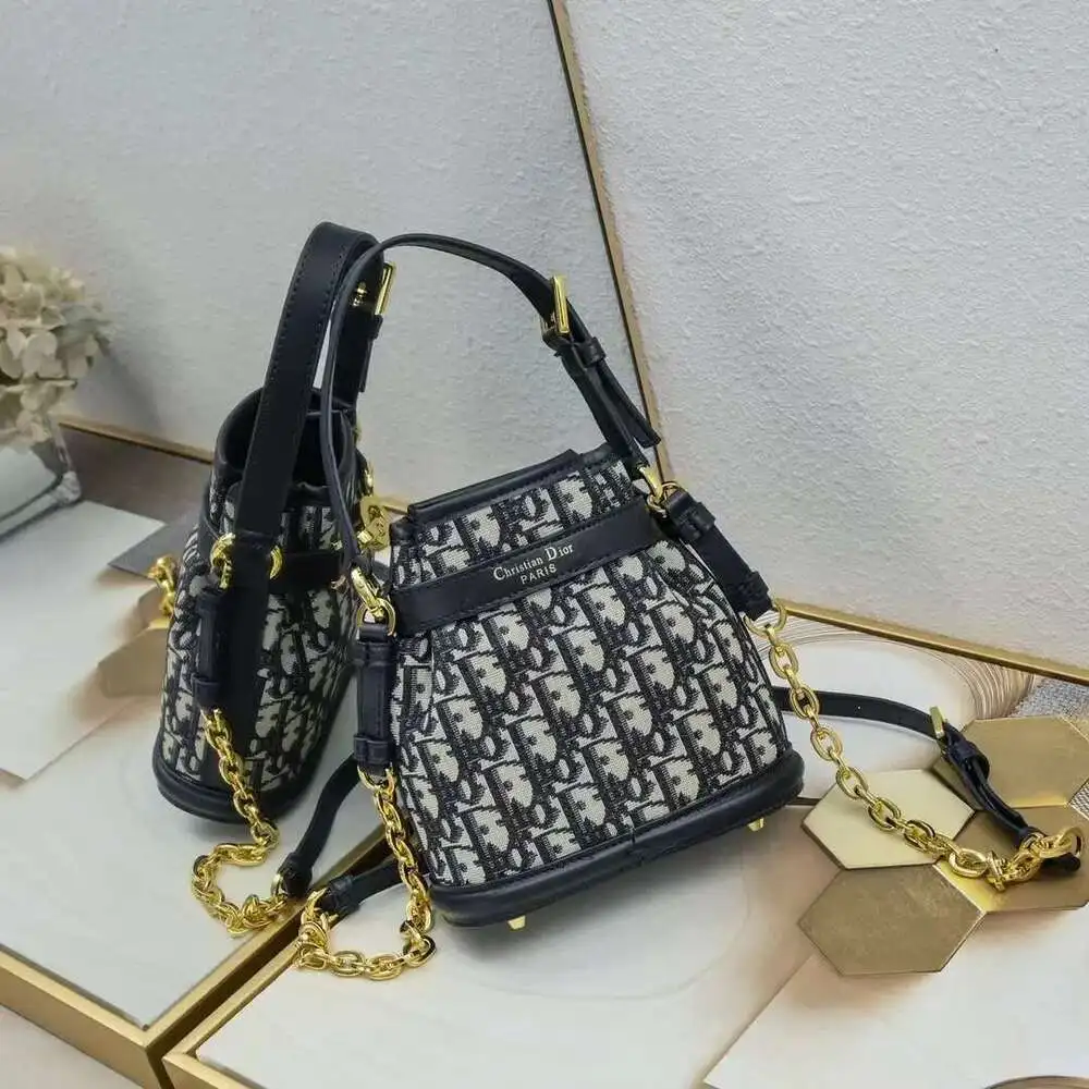 точная копия 1:1 17*7*18 См.1:1 Style FENDI Handbag Fashion Shoulder Bag Women's Accessoriese.091 |