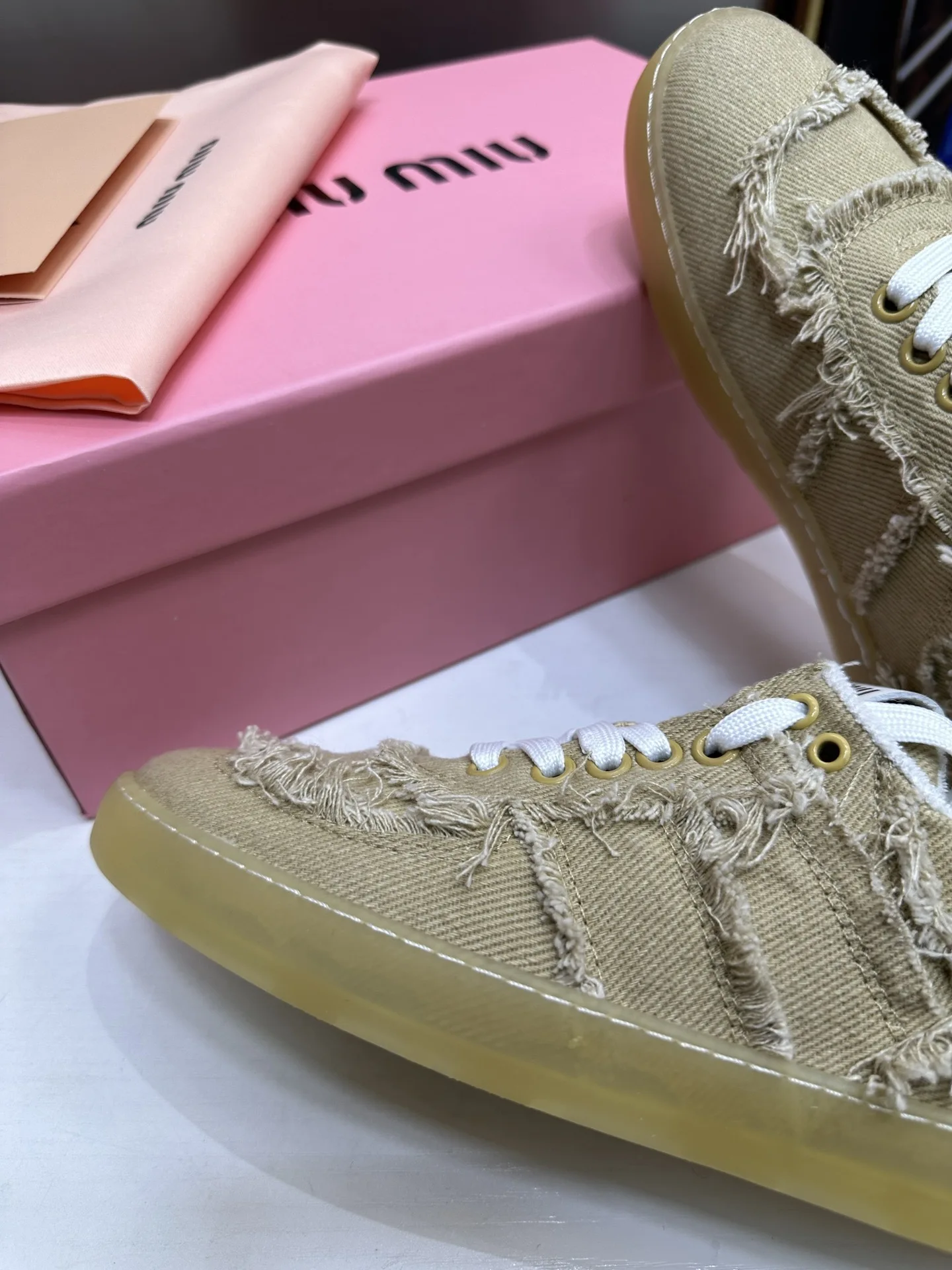 Кроссовки Miu - это новая легкая воздухопроницаемая повседневная бизнес обувь