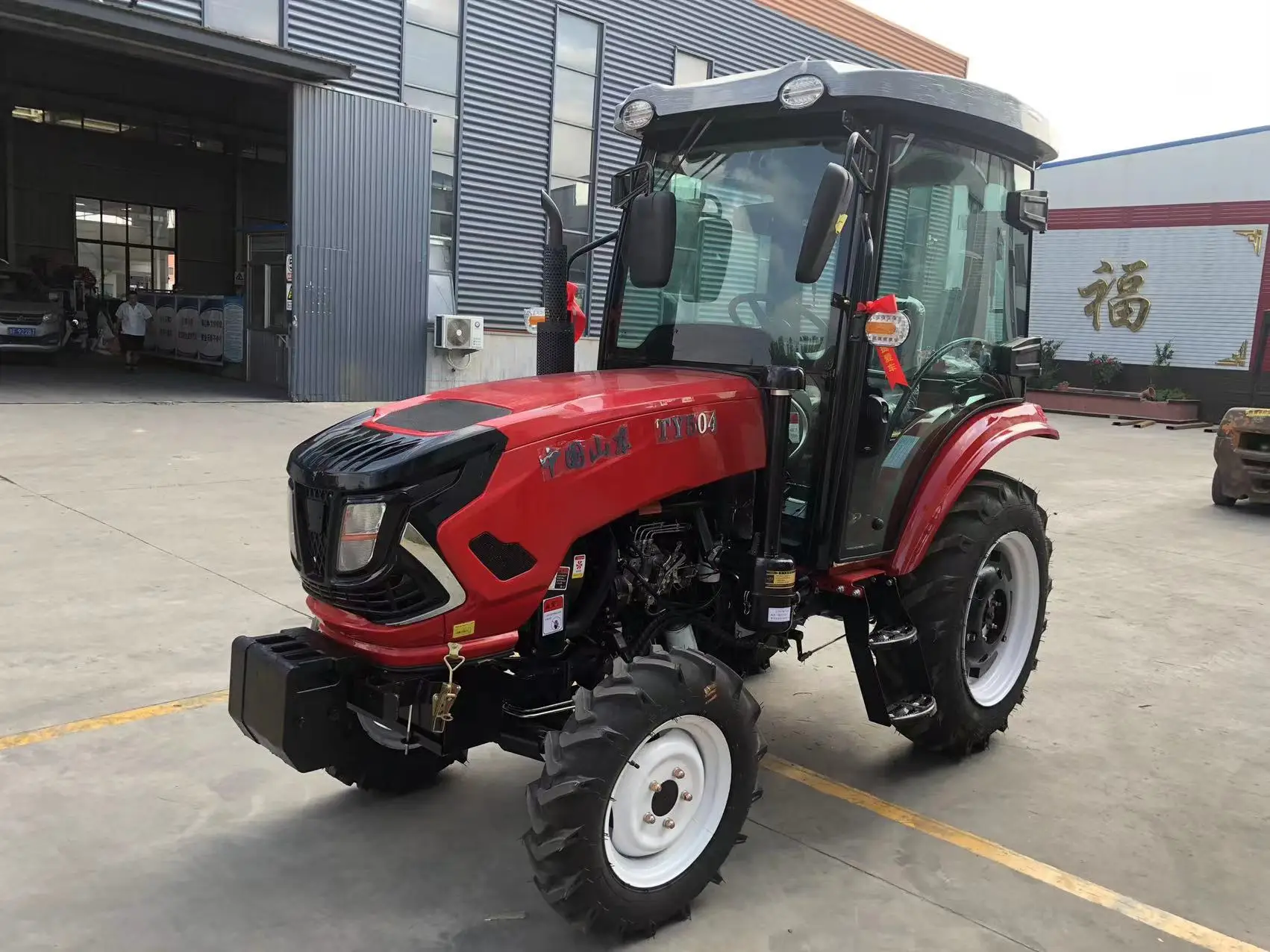 4-колесный сельскохозяйственный трактор мощностью 50 л.с. с роскошной кабиной