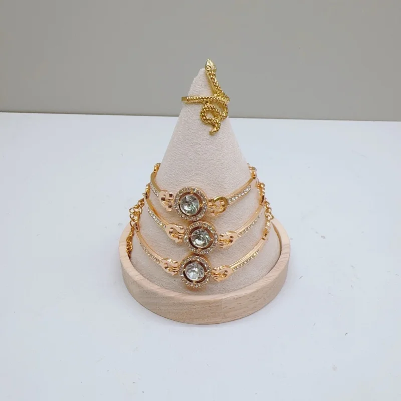 

Деревянная подставка для украшений