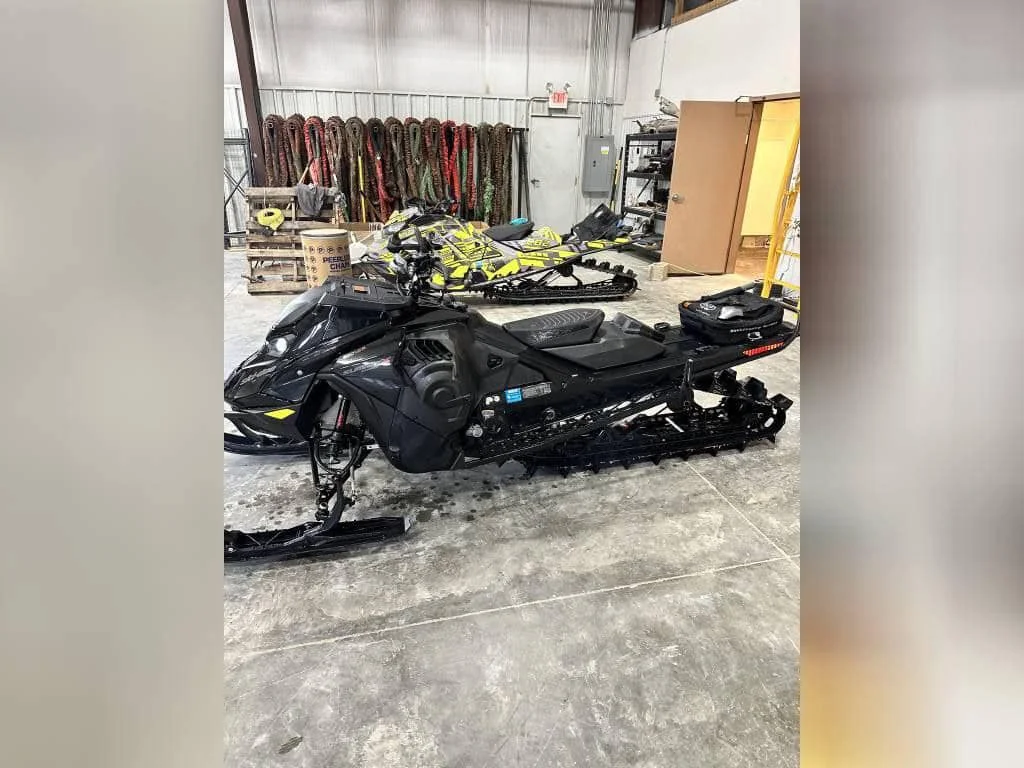 Быстрая продажа 2023 лыжи Doo снегоход